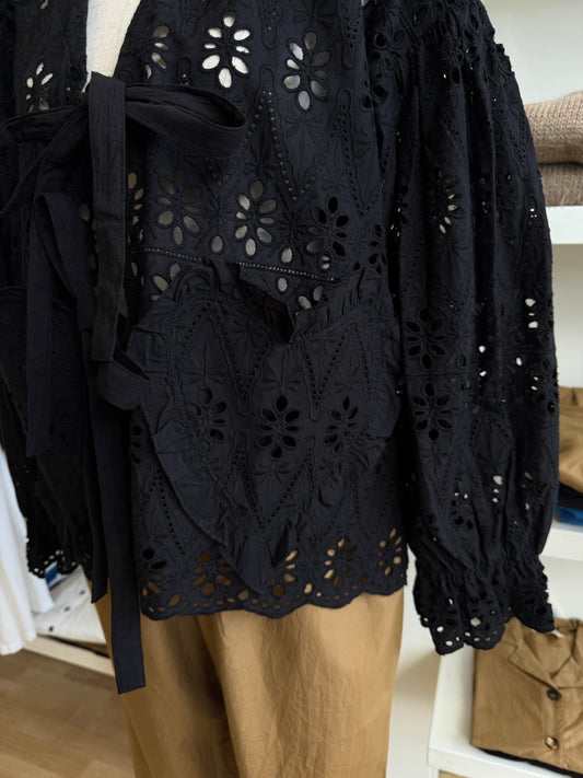 Nestled in the heart of Toorak Road, Melbourne, our boutique offers a thoughtfully curated collection of organic cotton clothing designed for the modern woman who values comfort, quality, and conscious living. Each piece in our collection is made from 100% organic cotton, combining timeless design with sustainable practices to bring you garments that feel as good as they look.
From effortlessly flowy cotton dresses and lightweight jackets to relaxed-fit pants and delicate broderie anglaise pieces, our rang