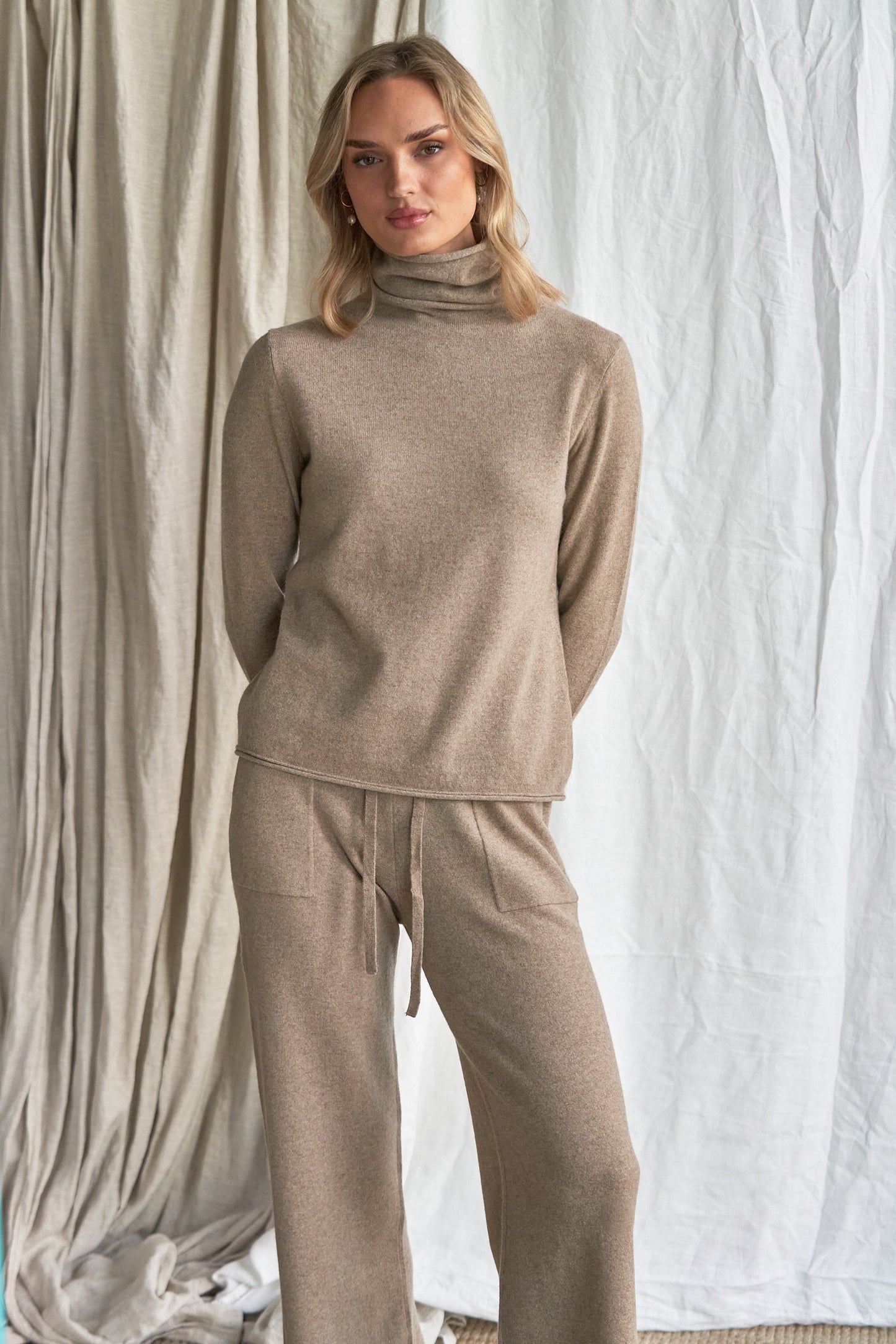 The Simone Cashmere Pants pockets – Mushroom