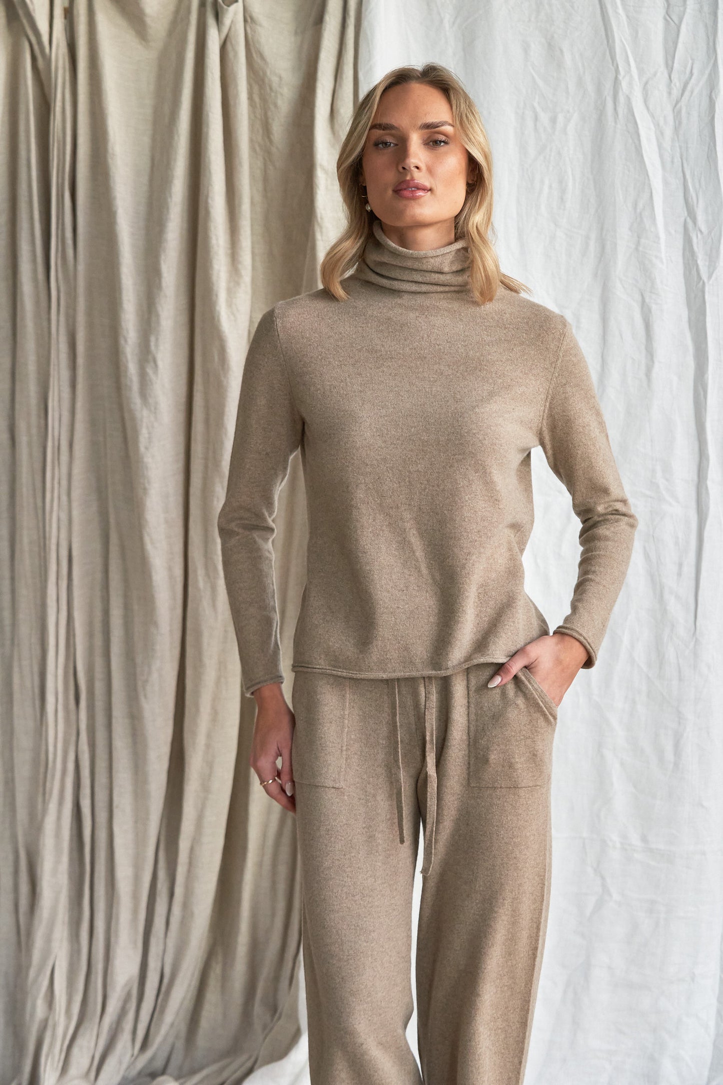 The Simone Cashmere Pants pockets – Mushroom