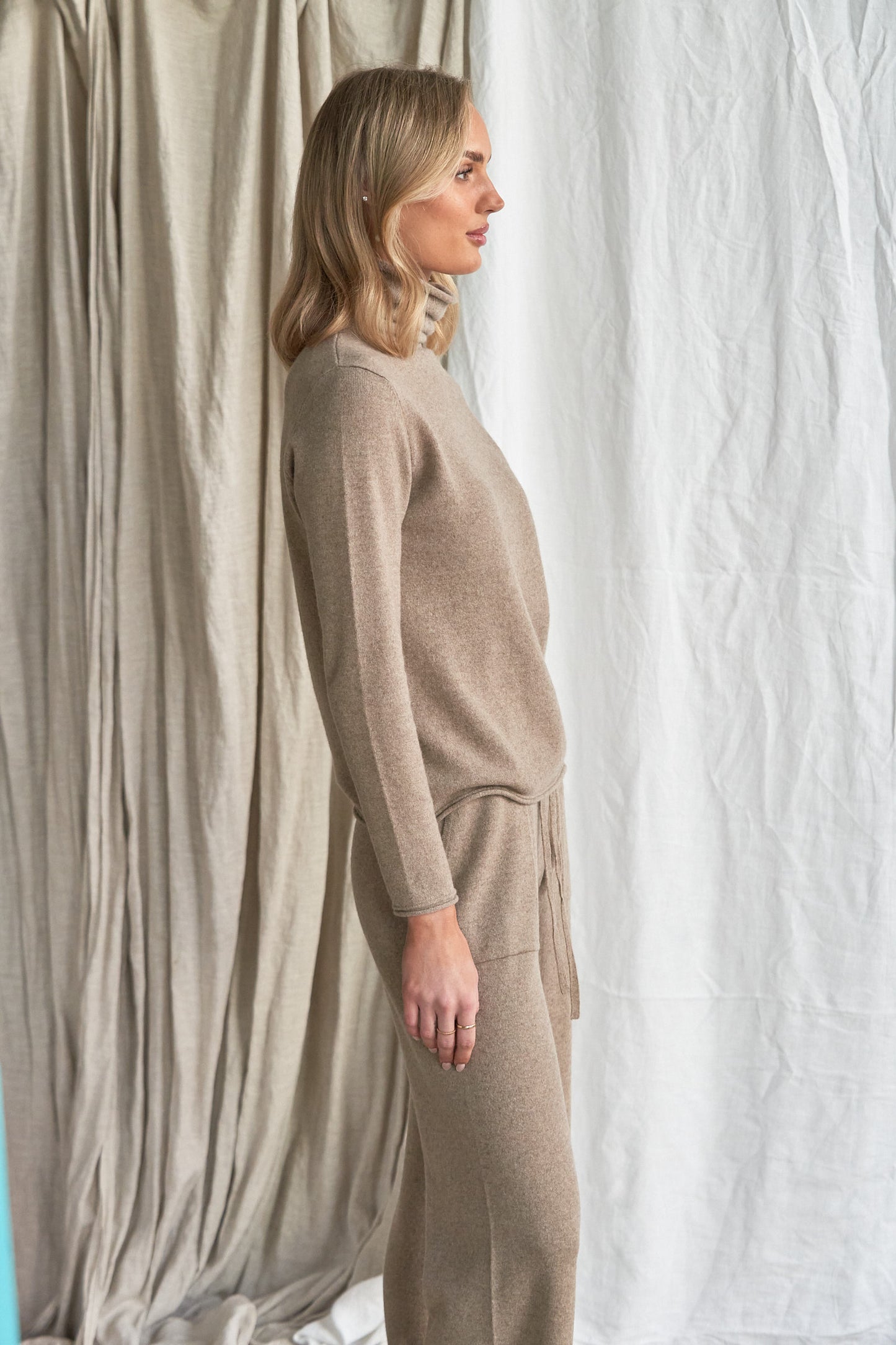 The Simone Cashmere Pants pockets – Mushroom