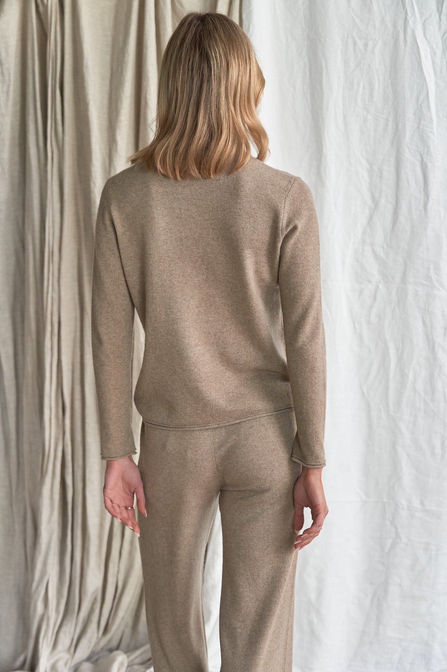 The Simone Cashmere Pants pockets – Mushroom