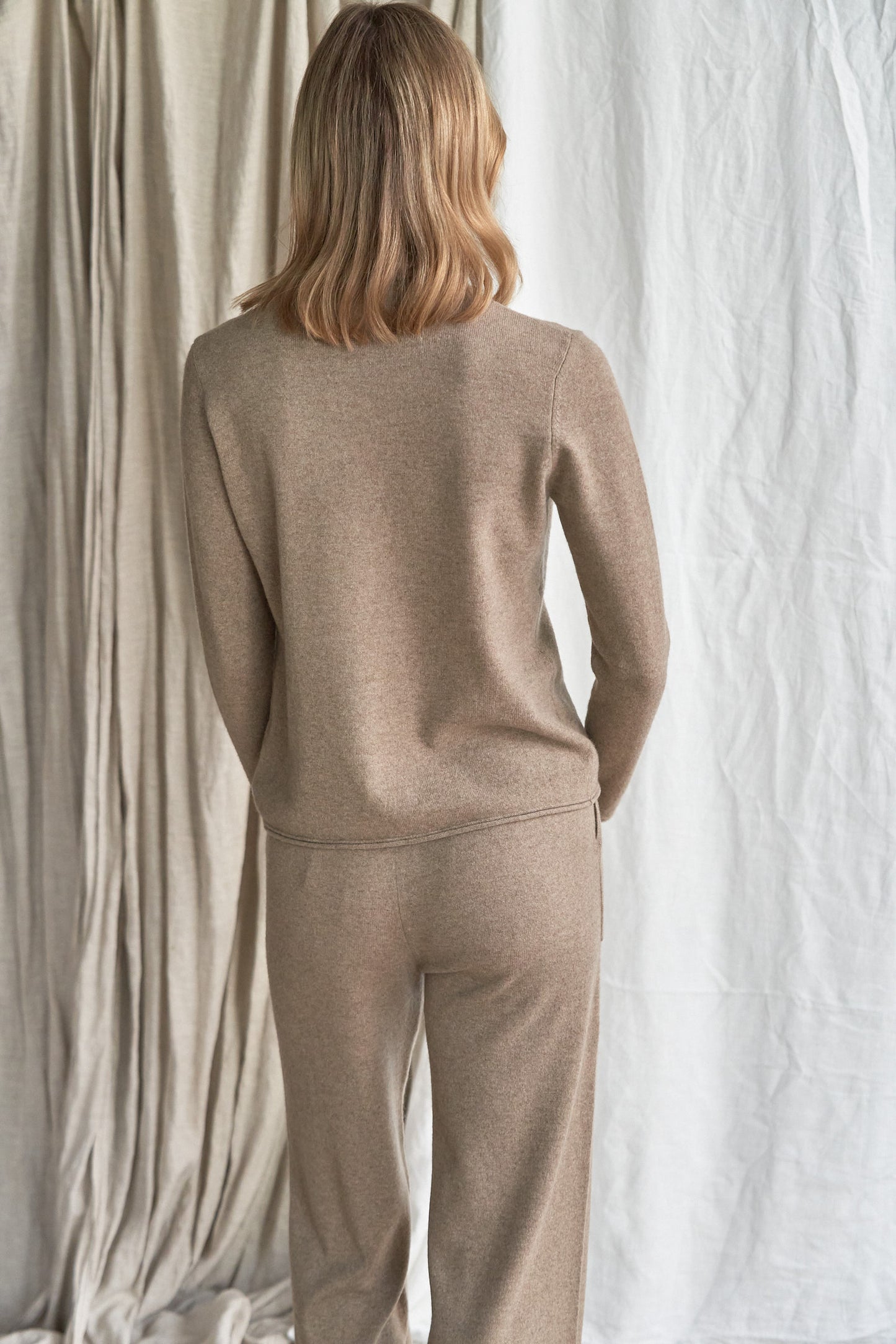 The Simone Cashmere Pants pockets – Mushroom