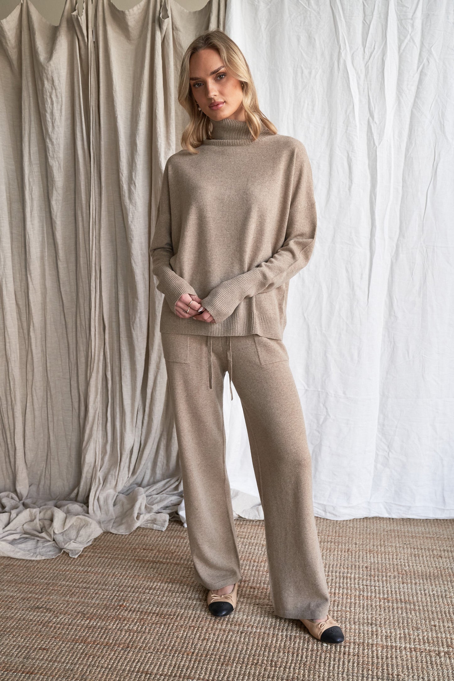 Mushroom Oversized Cashmere Sweater – Women’s High Neck Knit | 100% Pure Cashmere
Elevate your winter wardrobe with our oversized mushroom cashmere sweater, crafted from 100% ethically sourced pure cashmere. Featuring a relaxed, slouchy silhouette, a cozy high neckline, and a soft neutral mushroom tone, this luxurious women’s knit is ideal for effortless layering.
Designed with dropped shoulders and ribbed detailing, this high neck oversized sweater delivers breathable warmth and all-day comfort — a timel