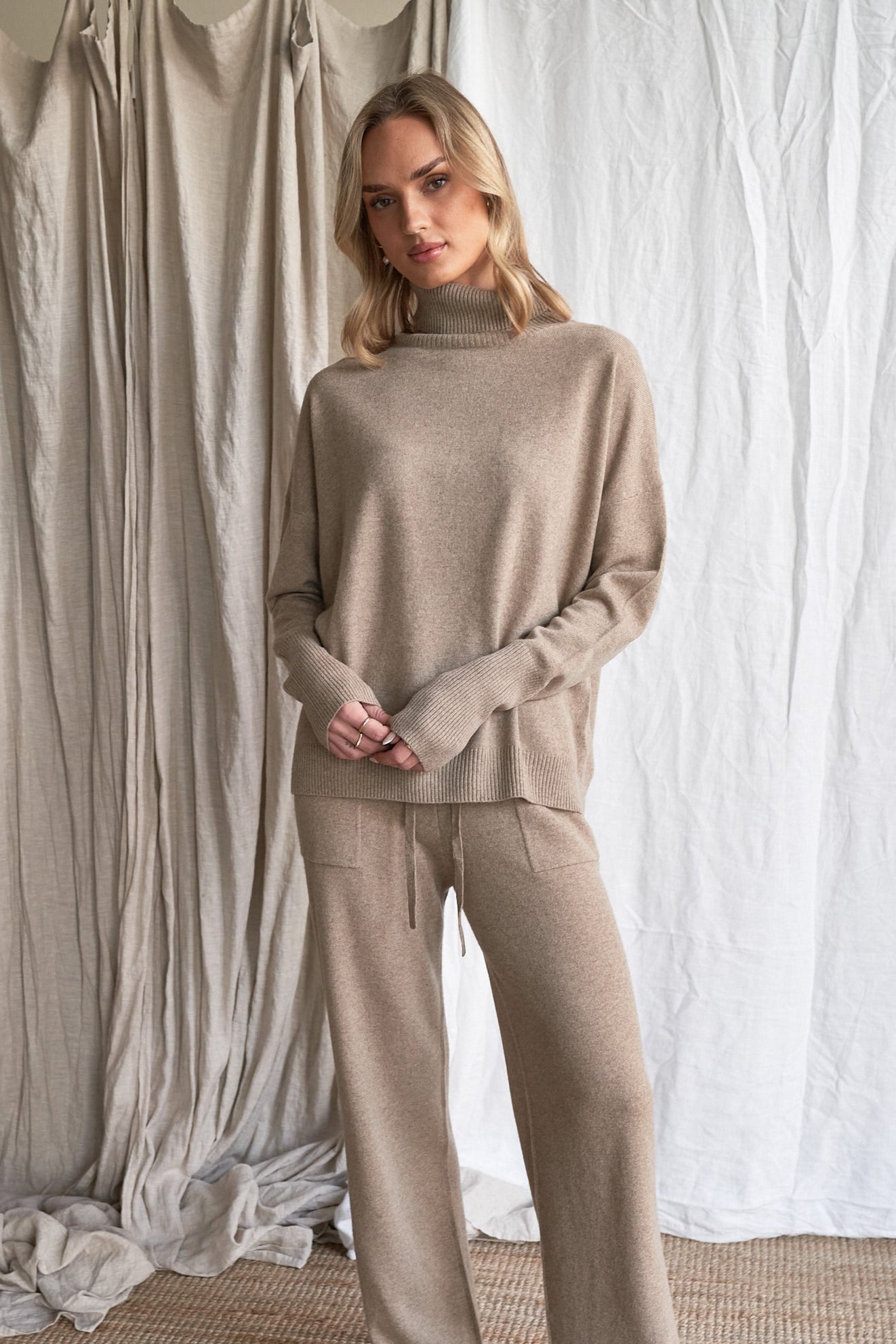 Mushroom Oversized Cashmere Sweater – Women’s High Neck Knit | 100% Pure Cashmere
Elevate your winter wardrobe with our oversized mushroom cashmere sweater, crafted from 100% ethically sourced pure cashmere. Featuring a relaxed, slouchy silhouette, a cozy high neckline, and a soft neutral mushroom tone, this luxurious women’s knit is ideal for effortless layering.
Designed with dropped shoulders and ribbed detailing, this high neck oversized sweater delivers breathable warmth and all-day comfort — a timel
