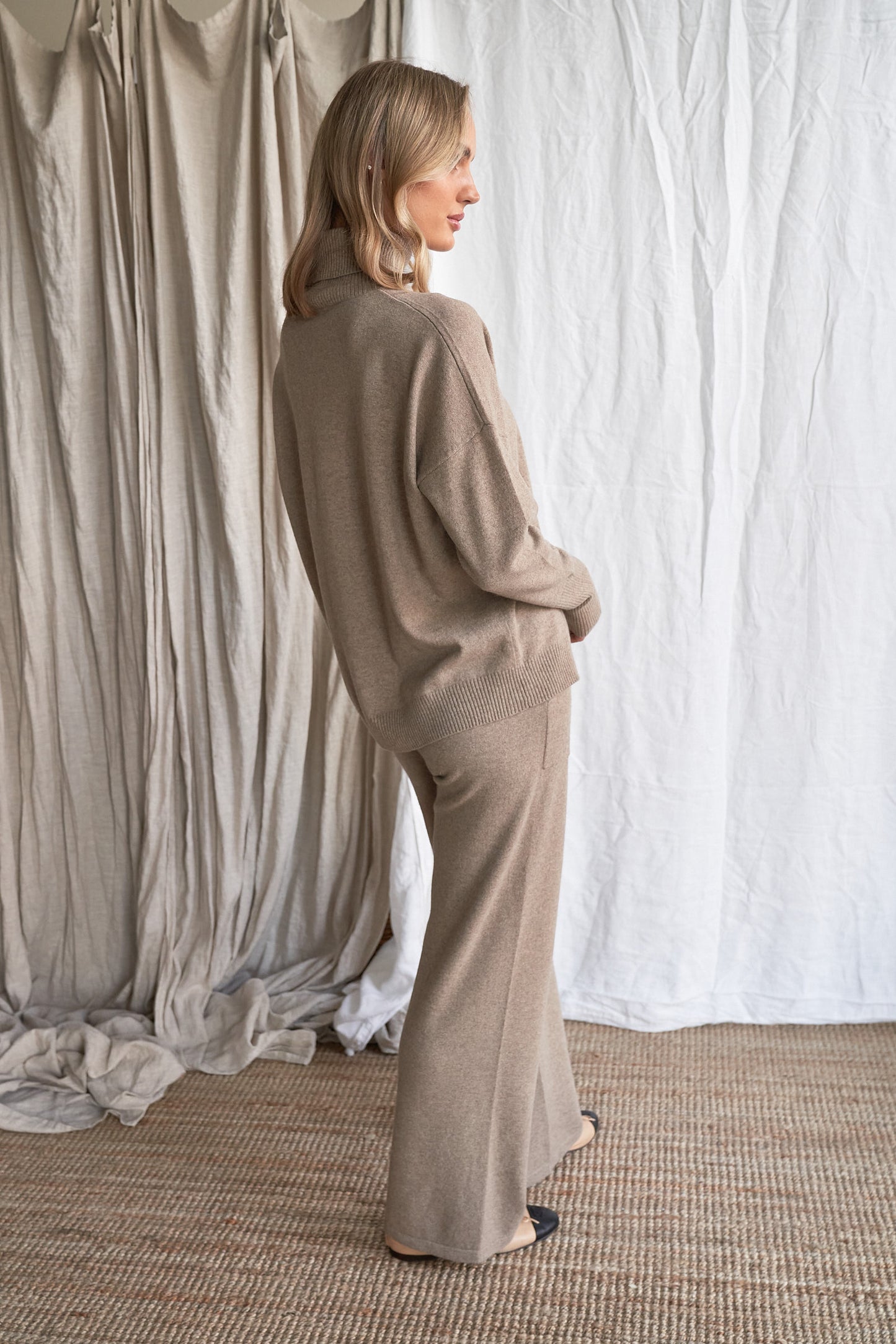 Mushroom Oversized Cashmere Sweater – Women’s High Neck Knit | 100% Pure Cashmere
Elevate your winter wardrobe with our oversized mushroom cashmere sweater, crafted from 100% ethically sourced pure cashmere. Featuring a relaxed, slouchy silhouette, a cozy high neckline, and a soft neutral mushroom tone, this luxurious women’s knit is ideal for effortless layering.
Designed with dropped shoulders and ribbed detailing, this high neck oversized sweater delivers breathable warmth and all-day comfort — a timel