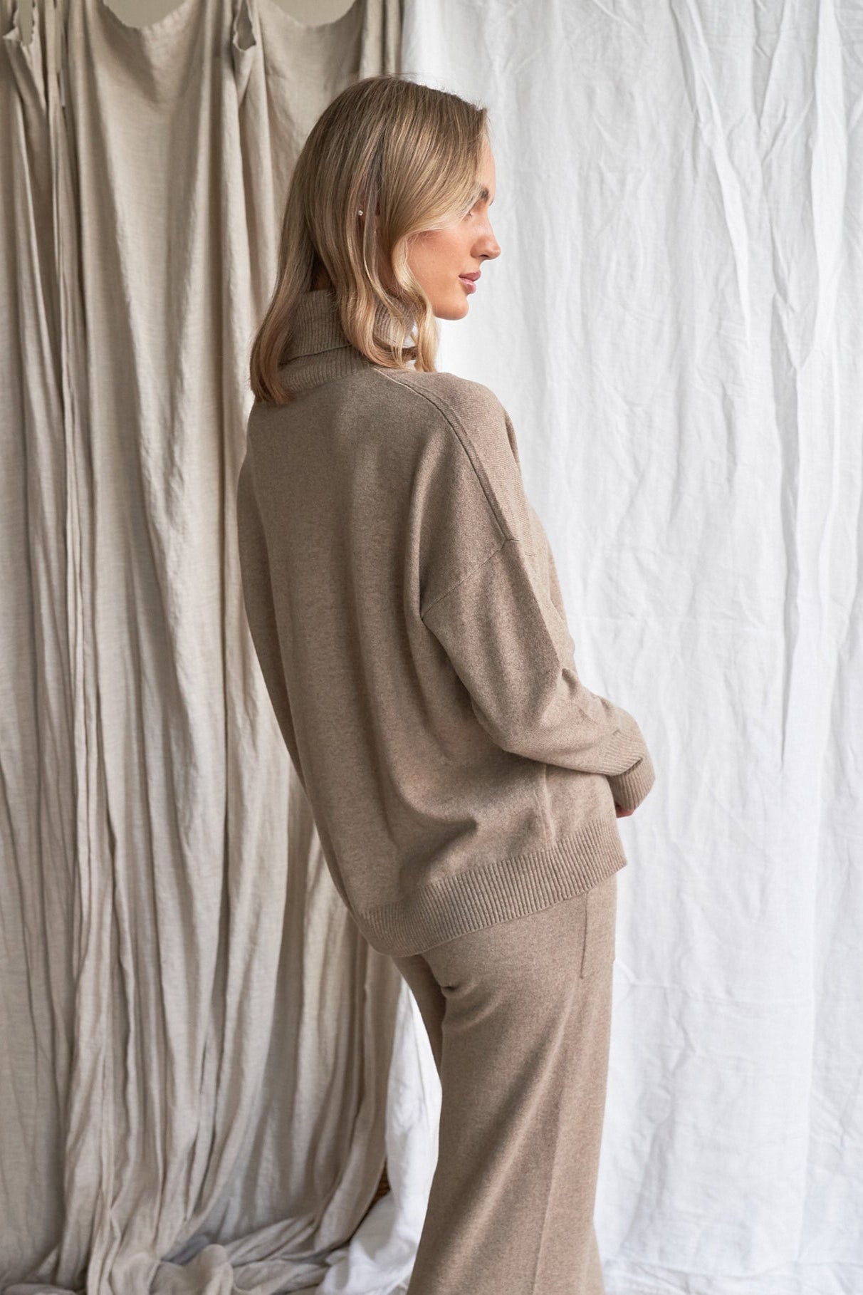 Mushroom Oversized Cashmere Sweater – Women’s High Neck Knit | 100% Pure Cashmere
Elevate your winter wardrobe with our oversized mushroom cashmere sweater, crafted from 100% ethically sourced pure cashmere. Featuring a relaxed, slouchy silhouette, a cozy high neckline, and a soft neutral mushroom tone, this luxurious women’s knit is ideal for effortless layering.
Designed with dropped shoulders and ribbed detailing, this high neck oversized sweater delivers breathable warmth and all-day comfort — a timel