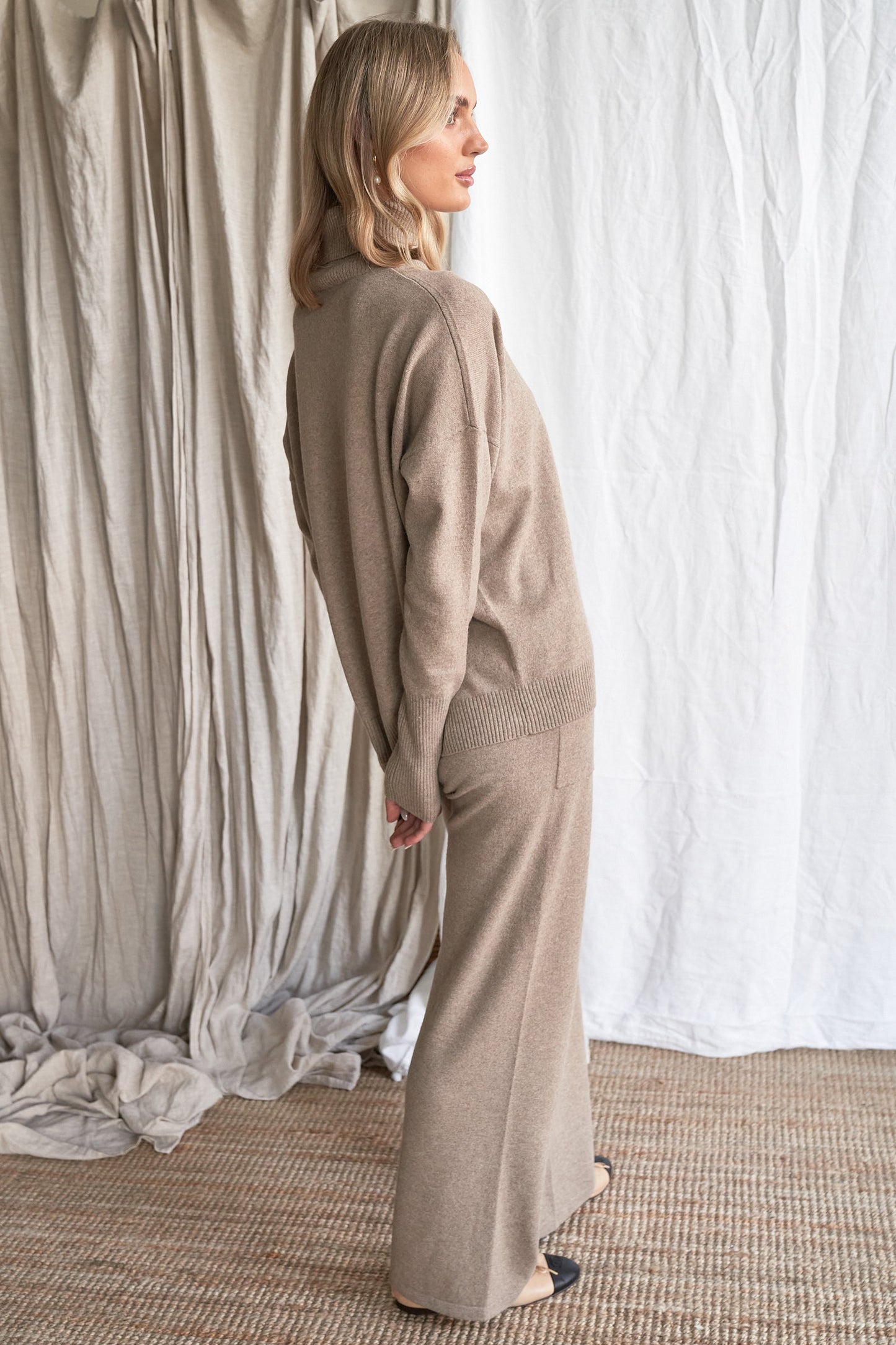 Mushroom Oversized Cashmere Sweater – Women’s High Neck Knit | 100% Pure Cashmere
Elevate your winter wardrobe with our oversized mushroom cashmere sweater, crafted from 100% ethically sourced pure cashmere. Featuring a relaxed, slouchy silhouette, a cozy high neckline, and a soft neutral mushroom tone, this luxurious women’s knit is ideal for effortless layering.
Designed with dropped shoulders and ribbed detailing, this high neck oversized sweater delivers breathable warmth and all-day comfort — a timel