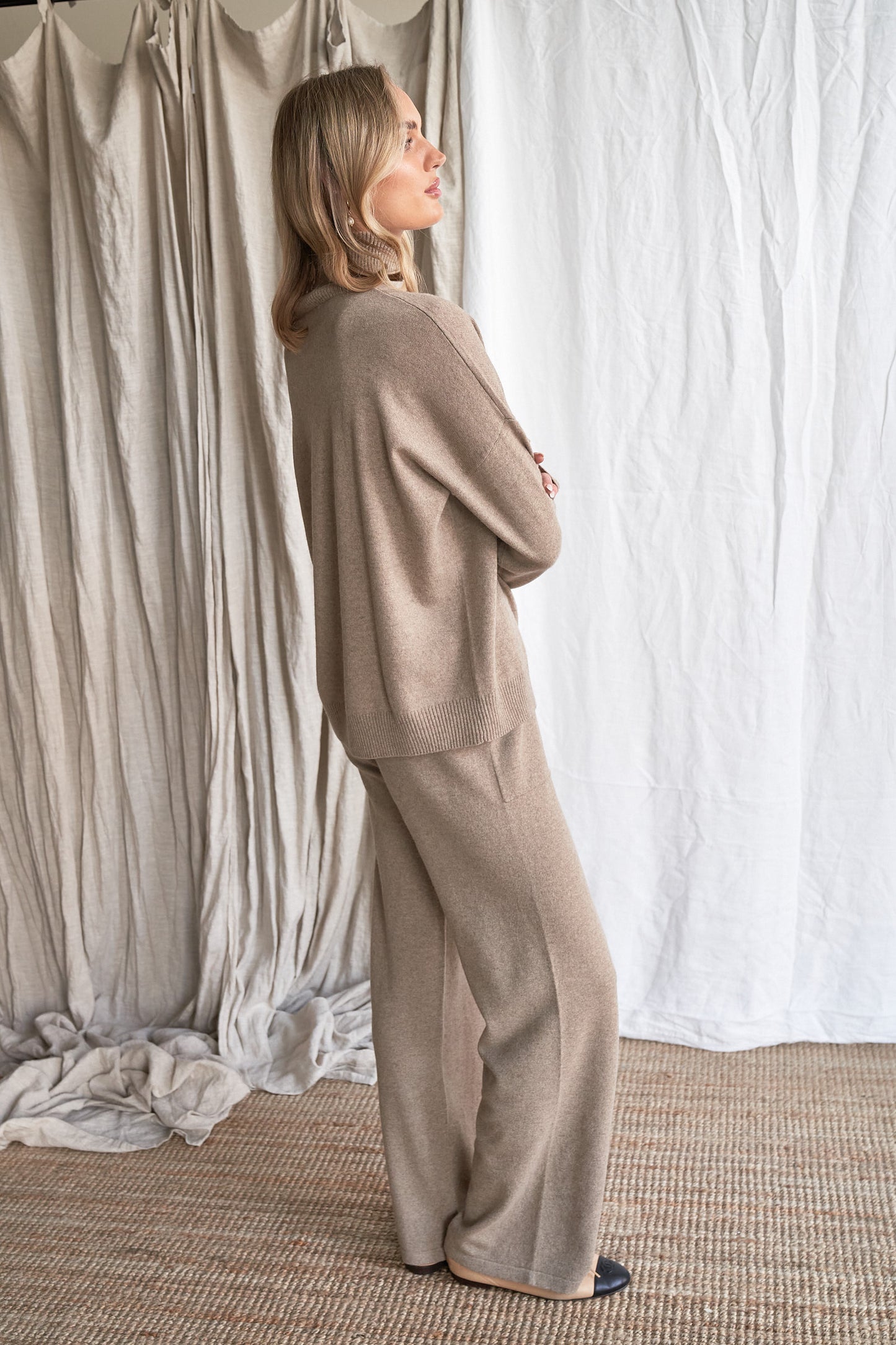Mushroom Oversized Cashmere Sweater – Women’s High Neck Knit | 100% Pure Cashmere
Elevate your winter wardrobe with our oversized mushroom cashmere sweater, crafted from 100% ethically sourced pure cashmere. Featuring a relaxed, slouchy silhouette, a cozy high neckline, and a soft neutral mushroom tone, this luxurious women’s knit is ideal for effortless layering.
Designed with dropped shoulders and ribbed detailing, this high neck oversized sweater delivers breathable warmth and all-day comfort — a timel