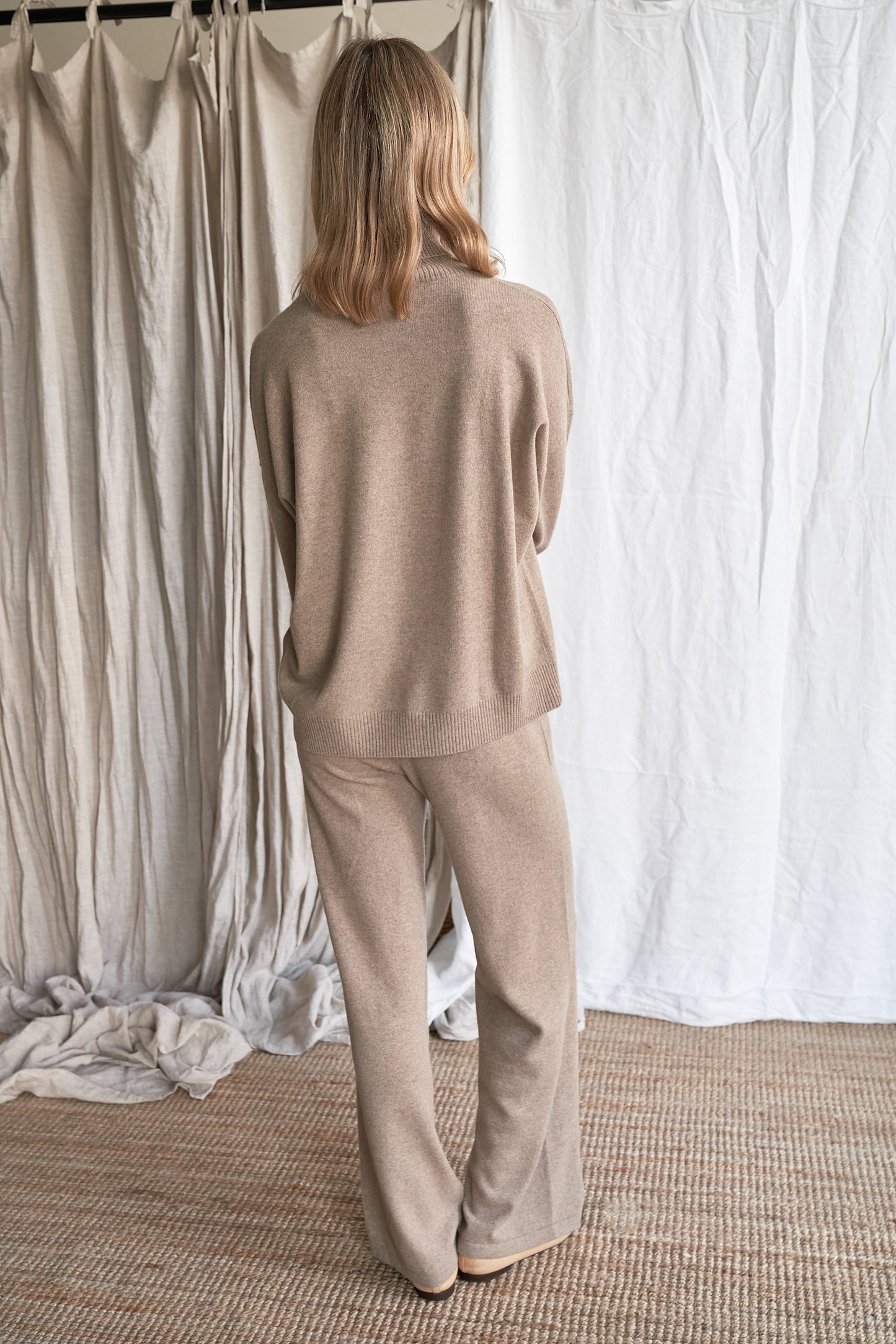 Mushroom Oversized Cashmere Sweater – Women’s High Neck Knit | 100% Pure Cashmere
Elevate your winter wardrobe with our oversized mushroom cashmere sweater, crafted from 100% ethically sourced pure cashmere. Featuring a relaxed, slouchy silhouette, a cozy high neckline, and a soft neutral mushroom tone, this luxurious women’s knit is ideal for effortless layering.
Designed with dropped shoulders and ribbed detailing, this high neck oversized sweater delivers breathable warmth and all-day comfort — a timel