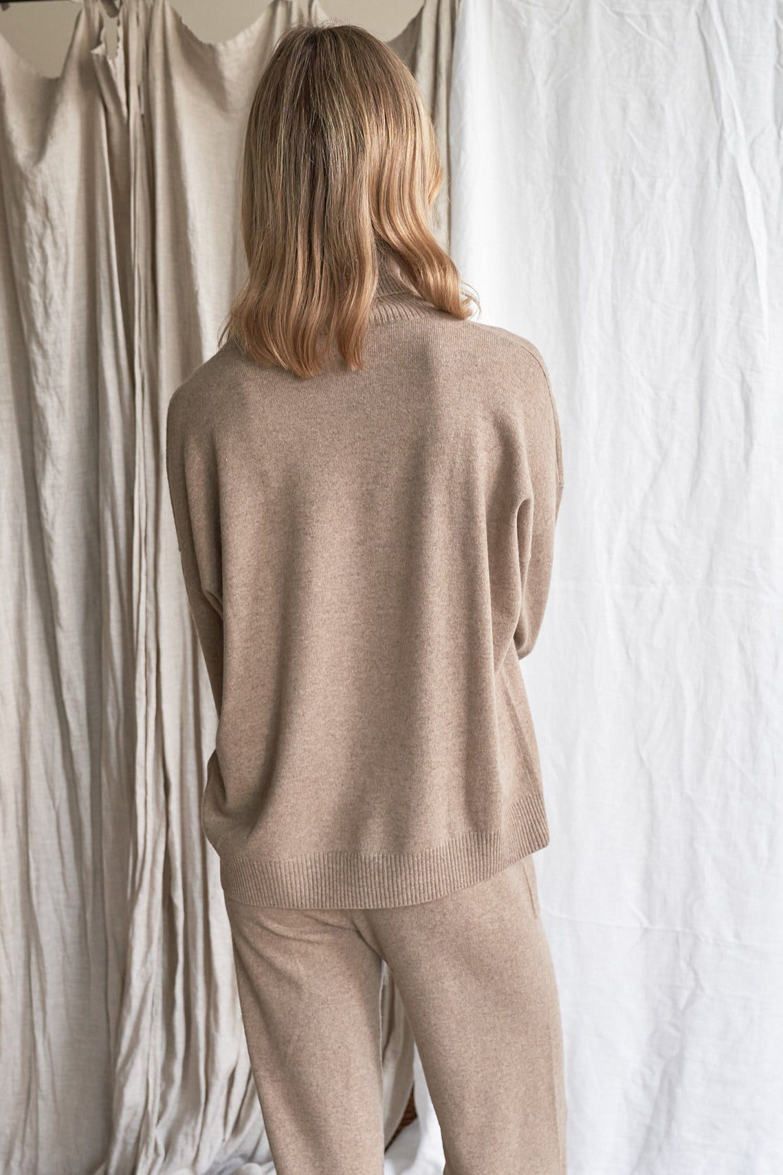 Mushroom Oversized Cashmere Sweater – Women’s High Neck Knit | 100% Pure Cashmere
Elevate your winter wardrobe with our oversized mushroom cashmere sweater, crafted from 100% ethically sourced pure cashmere. Featuring a relaxed, slouchy silhouette, a cozy high neckline, and a soft neutral mushroom tone, this luxurious women’s knit is ideal for effortless layering.
Designed with dropped shoulders and ribbed detailing, this high neck oversized sweater delivers breathable warmth and all-day comfort — a timel