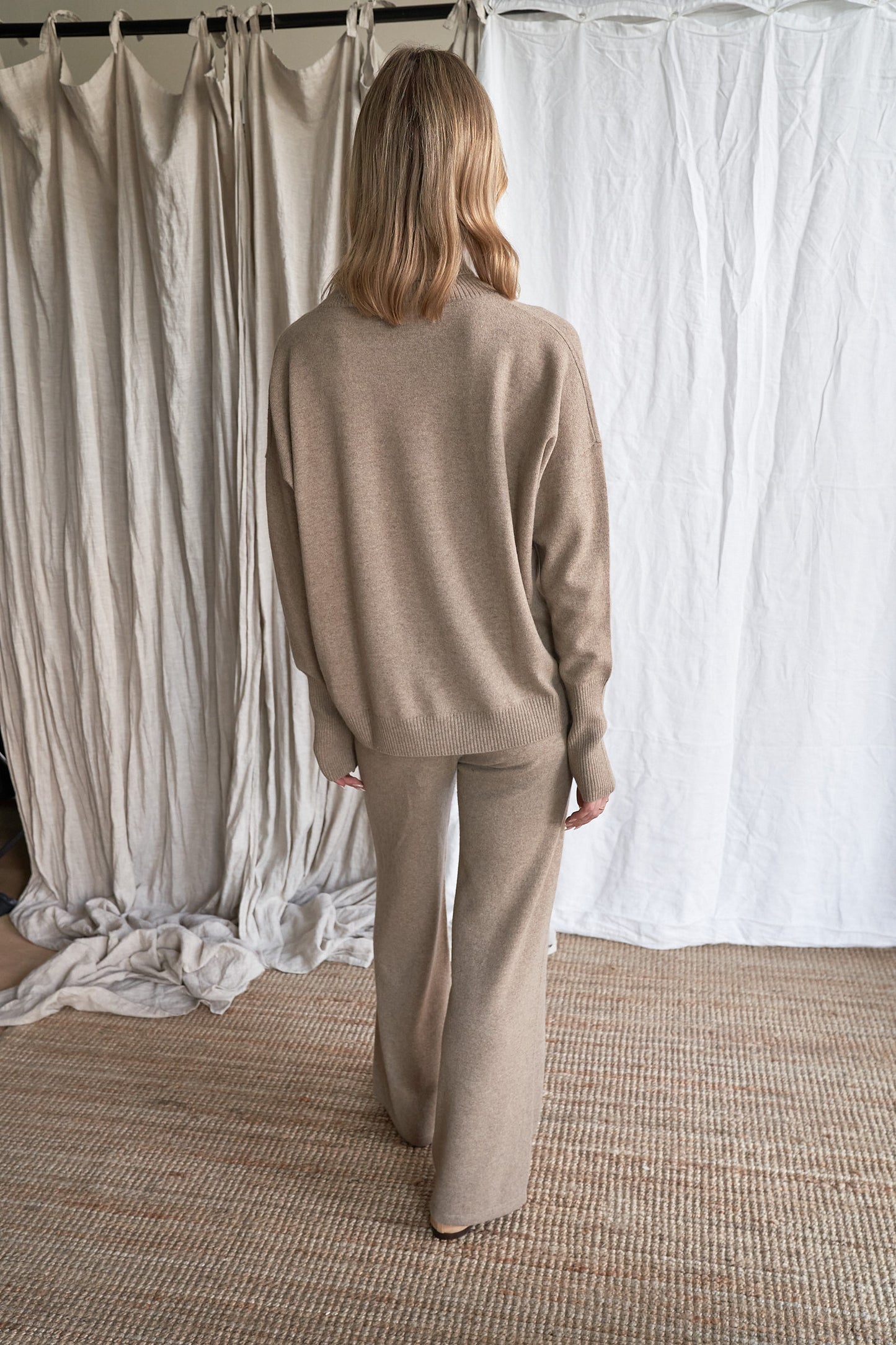 Mushroom Oversized Cashmere Sweater – Women’s High Neck Knit | 100% Pure Cashmere
Elevate your winter wardrobe with our oversized mushroom cashmere sweater, crafted from 100% ethically sourced pure cashmere. Featuring a relaxed, slouchy silhouette, a cozy high neckline, and a soft neutral mushroom tone, this luxurious women’s knit is ideal for effortless layering.
Designed with dropped shoulders and ribbed detailing, this high neck oversized sweater delivers breathable warmth and all-day comfort — a timel