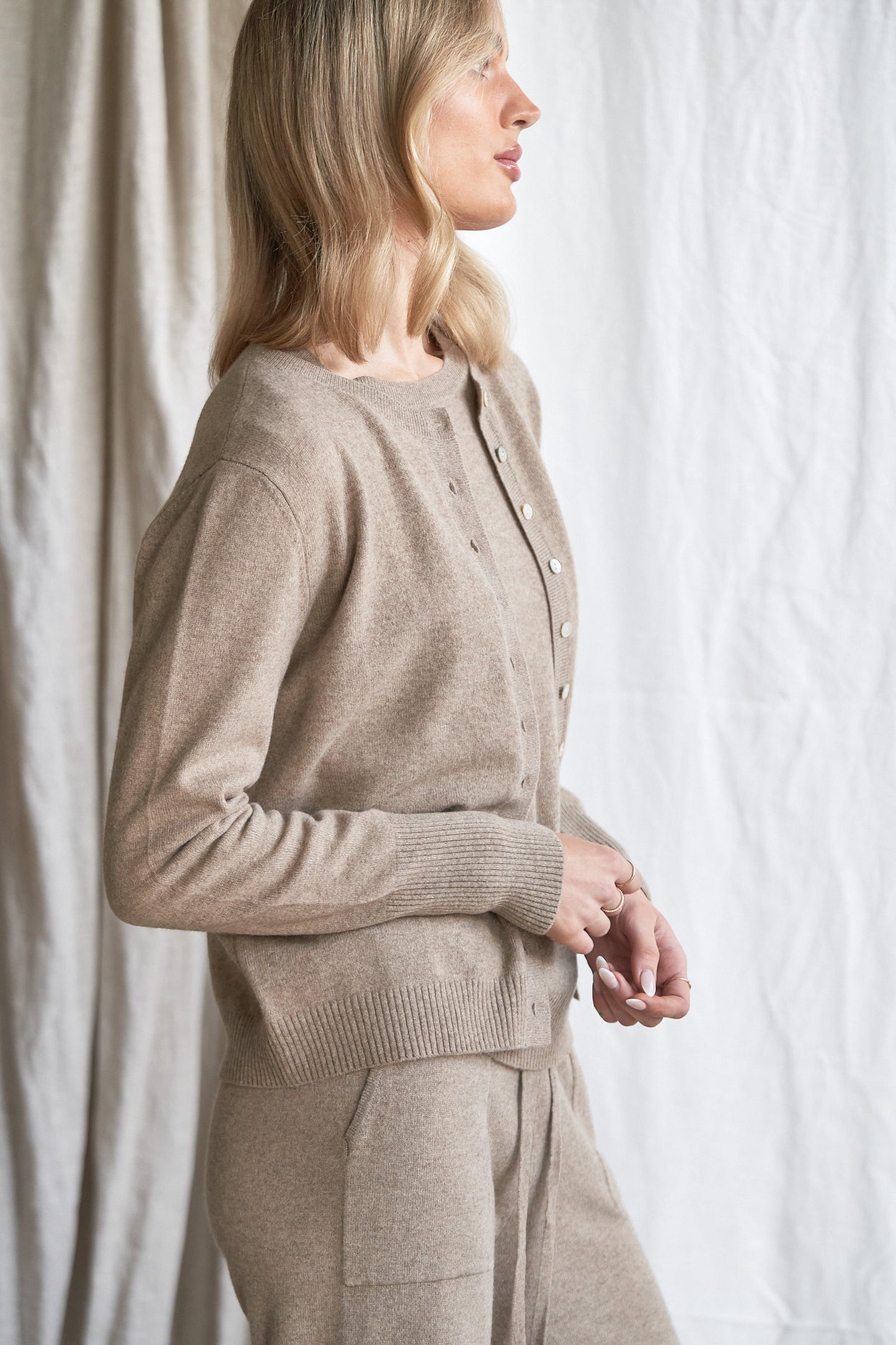 Mushroom Cashmere Cardigan – Women’s Knitwear with Mother-of-Pearl Buttons | 100% Pure Cashmere
Refined and versatile, our mushroom cashmere cardigan is a wardrobe essential for cool weather layering. Made from 100% ethically sourced pure cashmere, this women’s knit features a soft neutral taupe-grey hue and is finished with natural mother-of-pearl buttons for a delicate, elevated touch.
With a relaxed fit and luxurious softness, this cardigan is ideal for work, weekends, or travel. Lightweight yet warm,