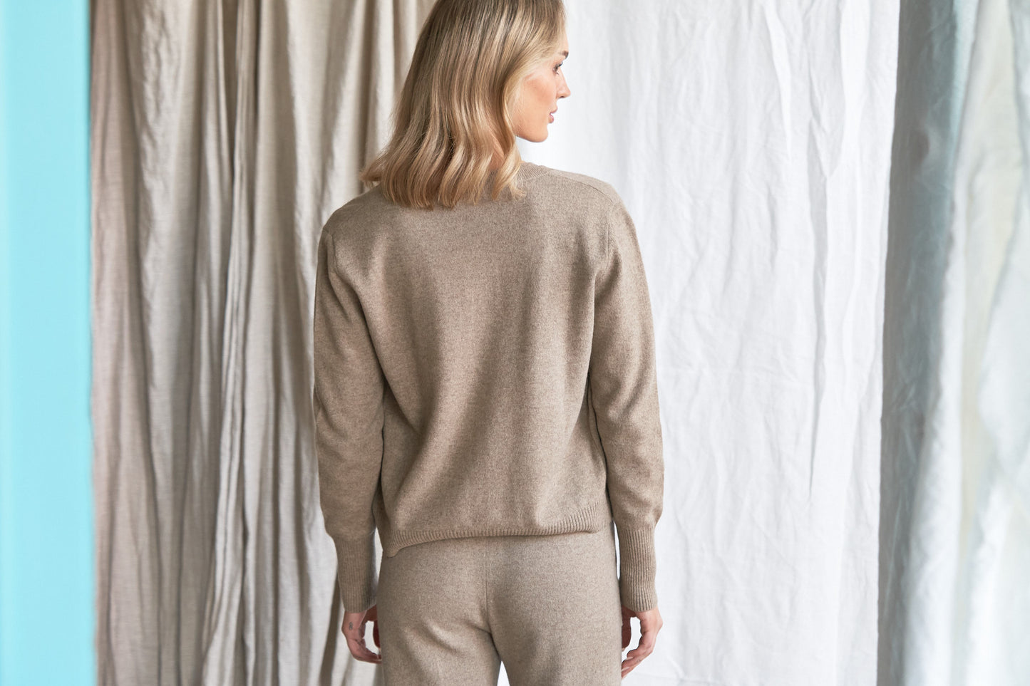 Mushroom Cashmere Cardigan – Women’s Knitwear with Mother-of-Pearl Buttons | 100% Pure Cashmere
Refined and versatile, our mushroom cashmere cardigan is a wardrobe essential for cool weather layering. Made from 100% ethically sourced pure cashmere, this women’s knit features a soft neutral taupe-grey hue and is finished with natural mother-of-pearl buttons for a delicate, elevated touch.
With a relaxed fit and luxurious softness, this cardigan is ideal for work, weekends, or travel. Lightweight yet warm,