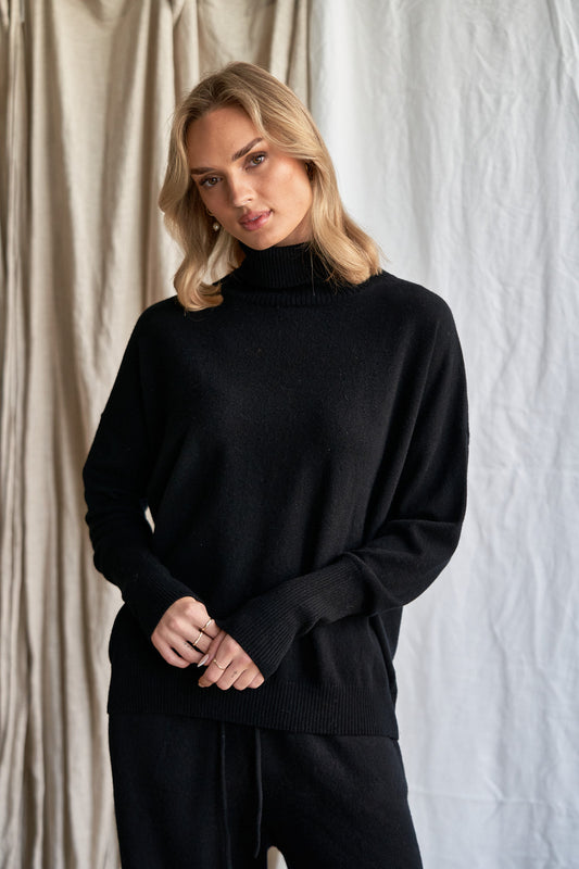 Black Oversized Cashmere Sweater – Women’s High Neck Knit | 100% Pure Cashmere
Experience timeless sophistication with our oversized black cashmere sweater, crafted from 100% ethically sourced pure cashmere. This women’s high neck sweater features an elegant oversized fit, dropped shoulders, and ribbed detailing for a chic yet cozy silhouette.
A true classic in deep black, this luxurious knit pairs effortlessly with anything in your wardrobe — from denim to silk. Perfect for layering or wearing solo