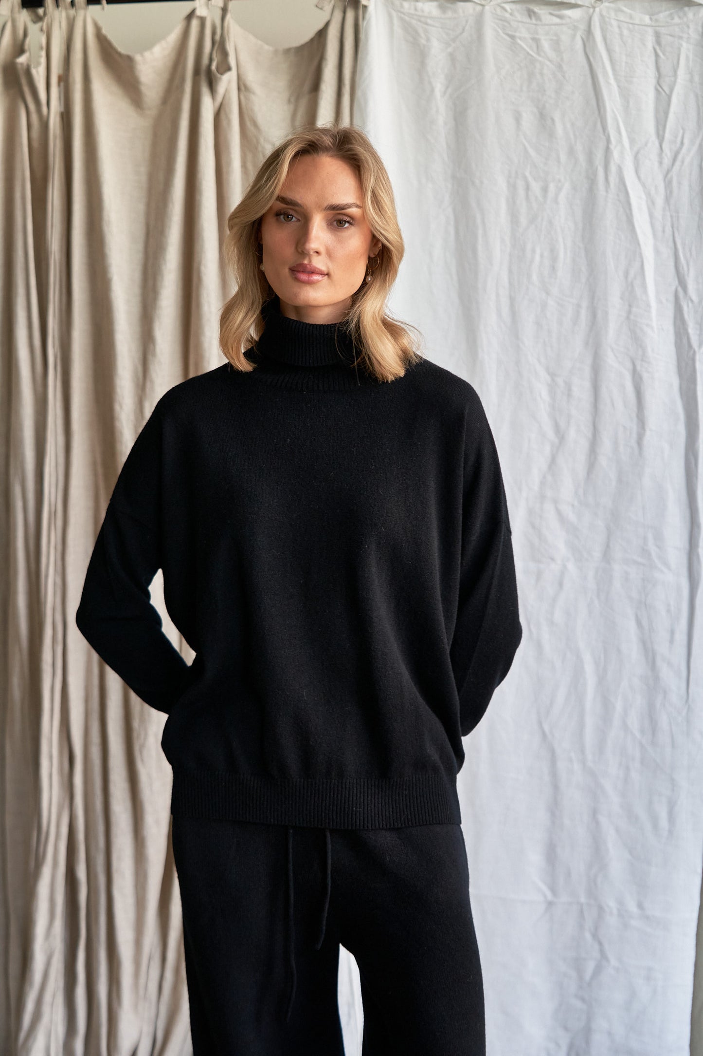 Black Oversized Cashmere Sweater – Women’s High Neck Knit | 100% Pure Cashmere
Experience timeless sophistication with our oversized black cashmere sweater, crafted from 100% ethically sourced pure cashmere. This women’s high neck sweater features an elegant oversized fit, dropped shoulders, and ribbed detailing for a chic yet cozy silhouette.
A true classic in deep black, this luxurious knit pairs effortlessly with anything in your wardrobe — from denim to silk. Perfect for layering or wearing solo