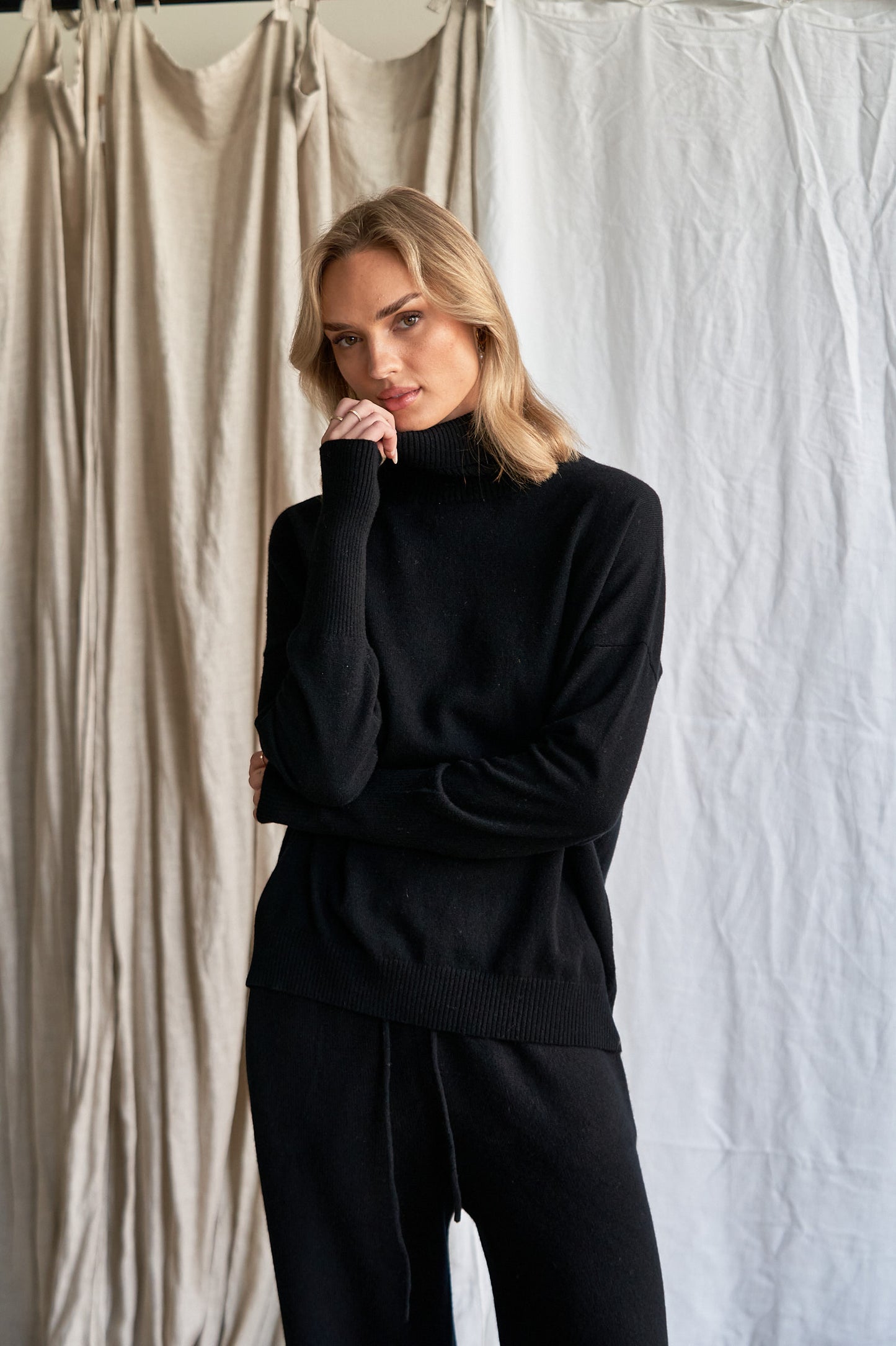 Black Oversized Cashmere Sweater – Women’s High Neck Knit | 100% Pure Cashmere
Experience timeless sophistication with our oversized black cashmere sweater, crafted from 100% ethically sourced pure cashmere. This women’s high neck sweater features an elegant oversized fit, dropped shoulders, and ribbed detailing for a chic yet cozy silhouette.
A true classic in deep black, this luxurious knit pairs effortlessly with anything in your wardrobe — from denim to silk. Perfect for layering or wearing solo
