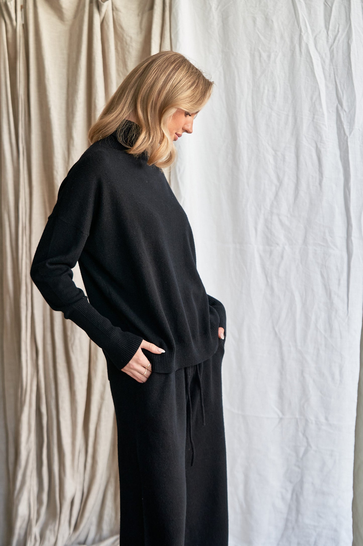 Black Oversized Cashmere Sweater – Women’s High Neck Knit | 100% Pure Cashmere
Experience timeless sophistication with our oversized black cashmere sweater, crafted from 100% ethically sourced pure cashmere. This women’s high neck sweater features an elegant oversized fit, dropped shoulders, and ribbed detailing for a chic yet cozy silhouette.
A true classic in deep black, this luxurious knit pairs effortlessly with anything in your wardrobe — from denim to silk. Perfect for layering or wearing solo
