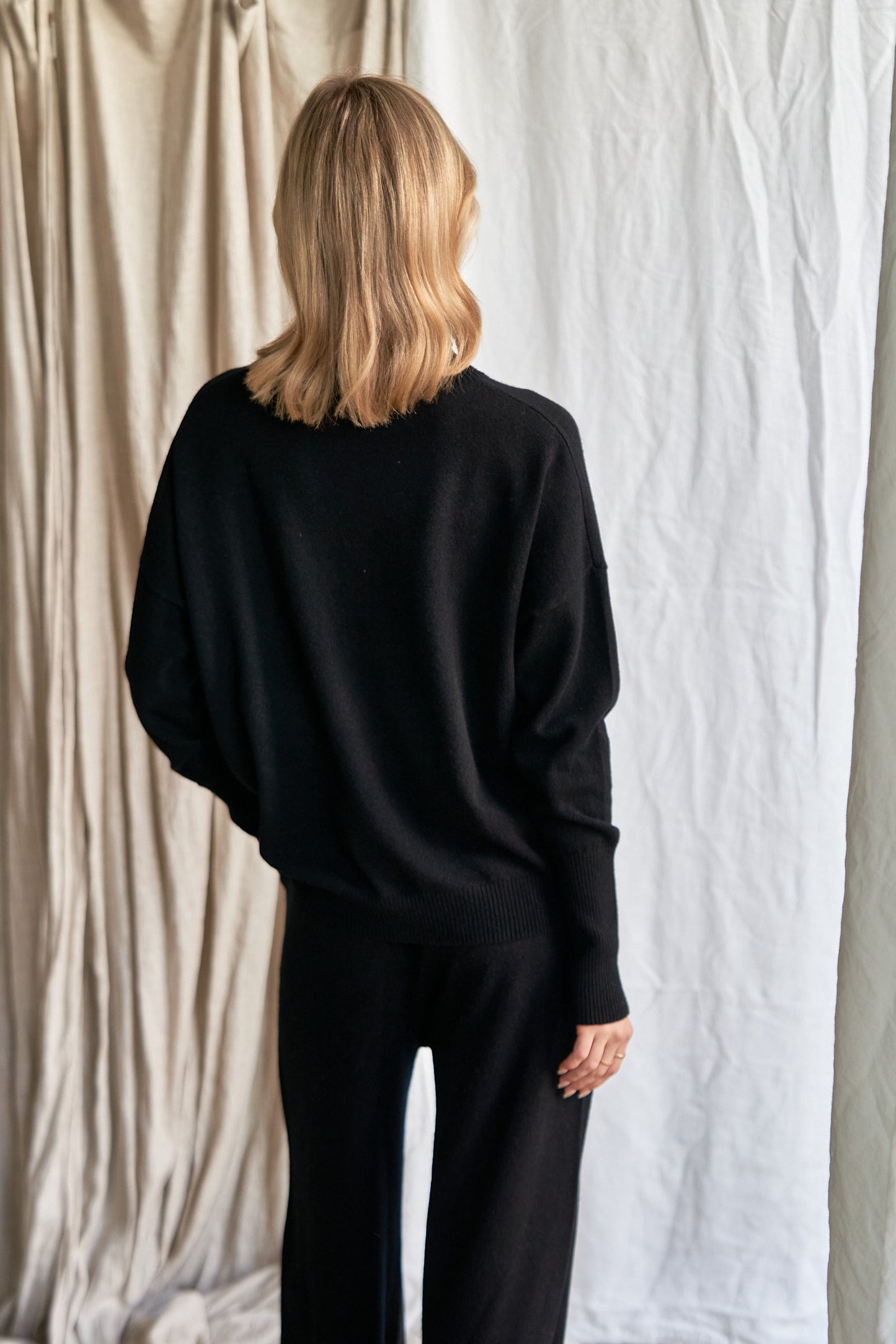 Black Oversized Cashmere Sweater – Women’s High Neck Knit | 100% Pure Cashmere
Experience timeless sophistication with our oversized black cashmere sweater, crafted from 100% ethically sourced pure cashmere. This women’s high neck sweater features an elegant oversized fit, dropped shoulders, and ribbed detailing for a chic yet cozy silhouette.
A true classic in deep black, this luxurious knit pairs effortlessly with anything in your wardrobe — from denim to silk. Perfect for layering or wearing solo