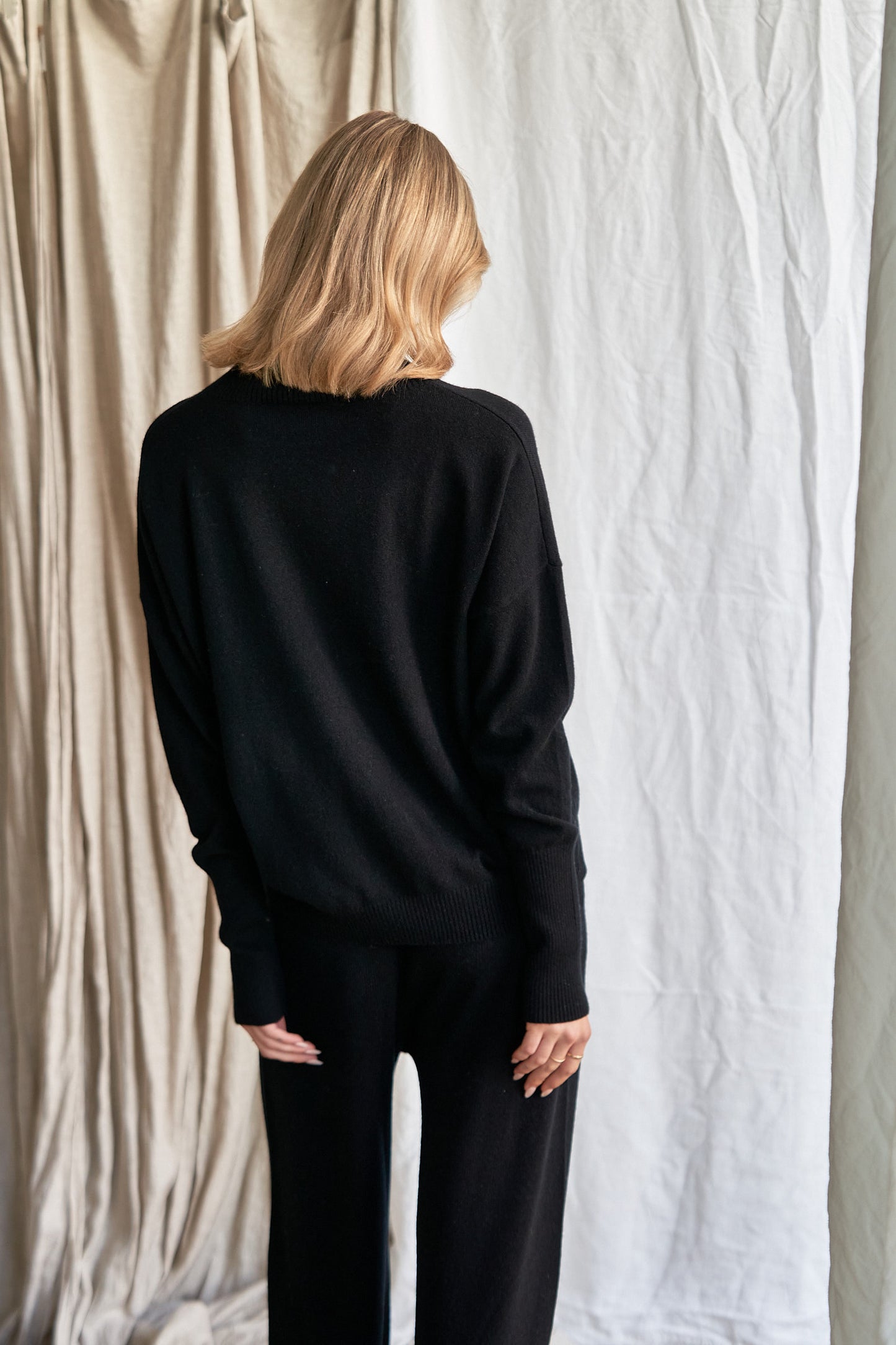 Black Oversized Cashmere Sweater – Women’s High Neck Knit | 100% Pure Cashmere
Experience timeless sophistication with our oversized black cashmere sweater, crafted from 100% ethically sourced pure cashmere. This women’s high neck sweater features an elegant oversized fit, dropped shoulders, and ribbed detailing for a chic yet cozy silhouette.
A true classic in deep black, this luxurious knit pairs effortlessly with anything in your wardrobe — from denim to silk. Perfect for layering or wearing solo