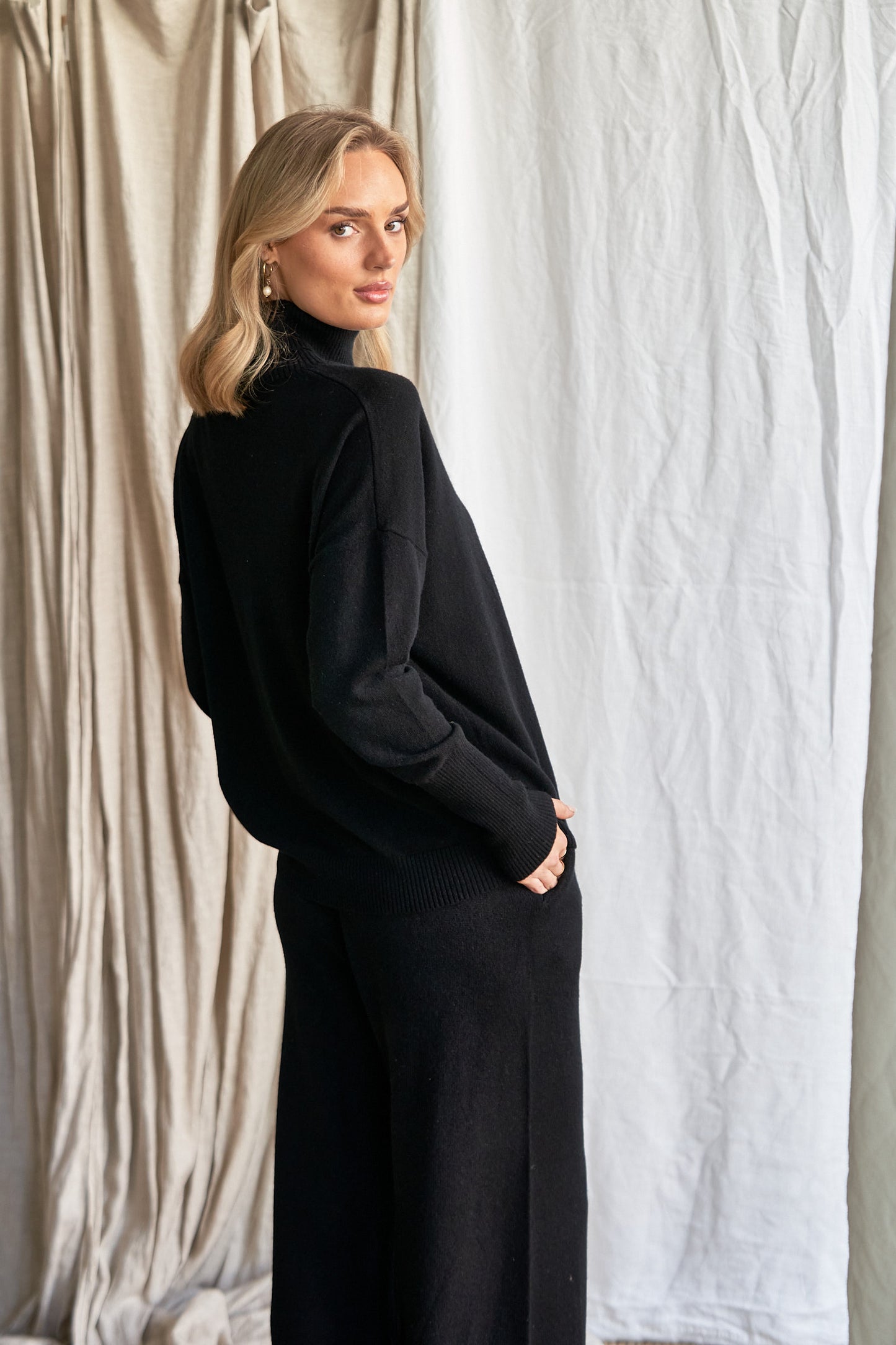 Black Oversized Cashmere Sweater – Women’s High Neck Knit | 100% Pure Cashmere
Experience timeless sophistication with our oversized black cashmere sweater, crafted from 100% ethically sourced pure cashmere. This women’s high neck sweater features an elegant oversized fit, dropped shoulders, and ribbed detailing for a chic yet cozy silhouette.
A true classic in deep black, this luxurious knit pairs effortlessly with anything in your wardrobe — from denim to silk. Perfect for layering or wearing solo