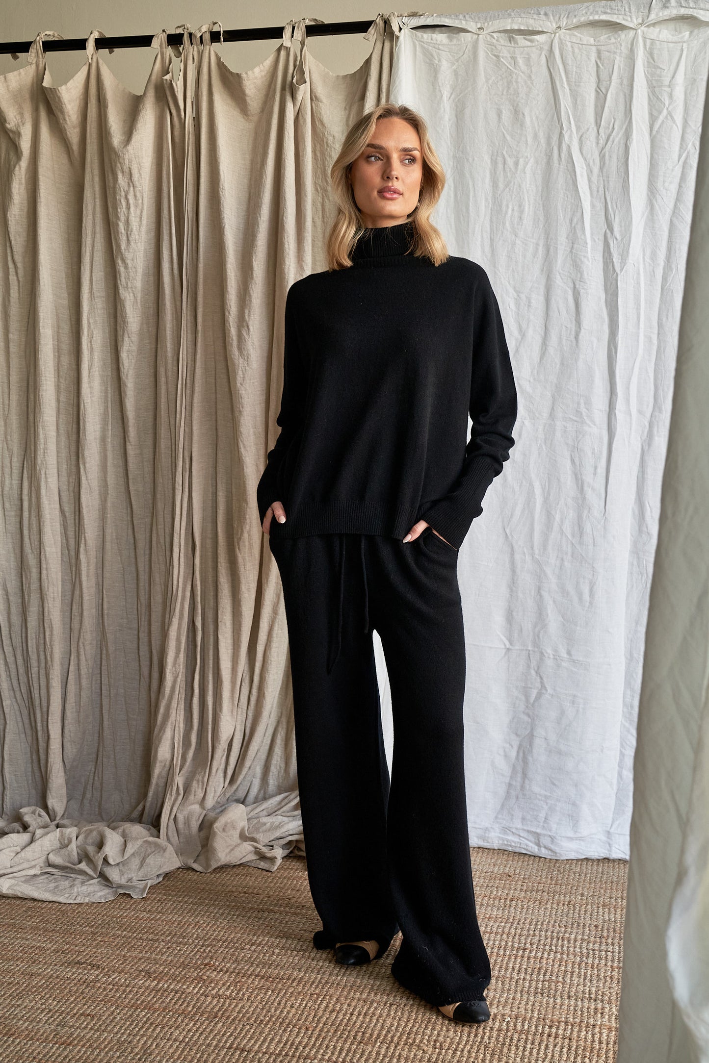 Black Oversized Cashmere Sweater – Women’s High Neck Knit | 100% Pure Cashmere
Experience timeless sophistication with our oversized black cashmere sweater, crafted from 100% ethically sourced pure cashmere. This women’s high neck sweater features an elegant oversized fit, dropped shoulders, and ribbed detailing for a chic yet cozy silhouette.
A true classic in deep black, this luxurious knit pairs effortlessly with anything in your wardrobe — from denim to silk. Perfect for layering or wearing solo