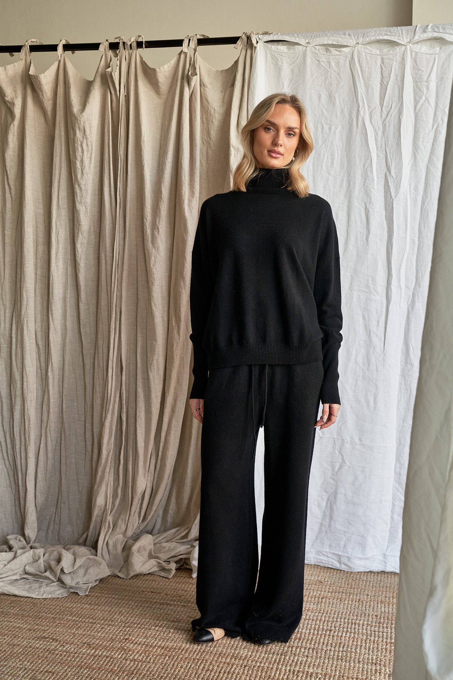 Black Oversized Cashmere Sweater – Women’s High Neck Knit | 100% Pure Cashmere
Experience timeless sophistication with our oversized black cashmere sweater, crafted from 100% ethically sourced pure cashmere. This women’s high neck sweater features an elegant oversized fit, dropped shoulders, and ribbed detailing for a chic yet cozy silhouette.
A true classic in deep black, this luxurious knit pairs effortlessly with anything in your wardrobe — from denim to silk. Perfect for layering or wearing solo