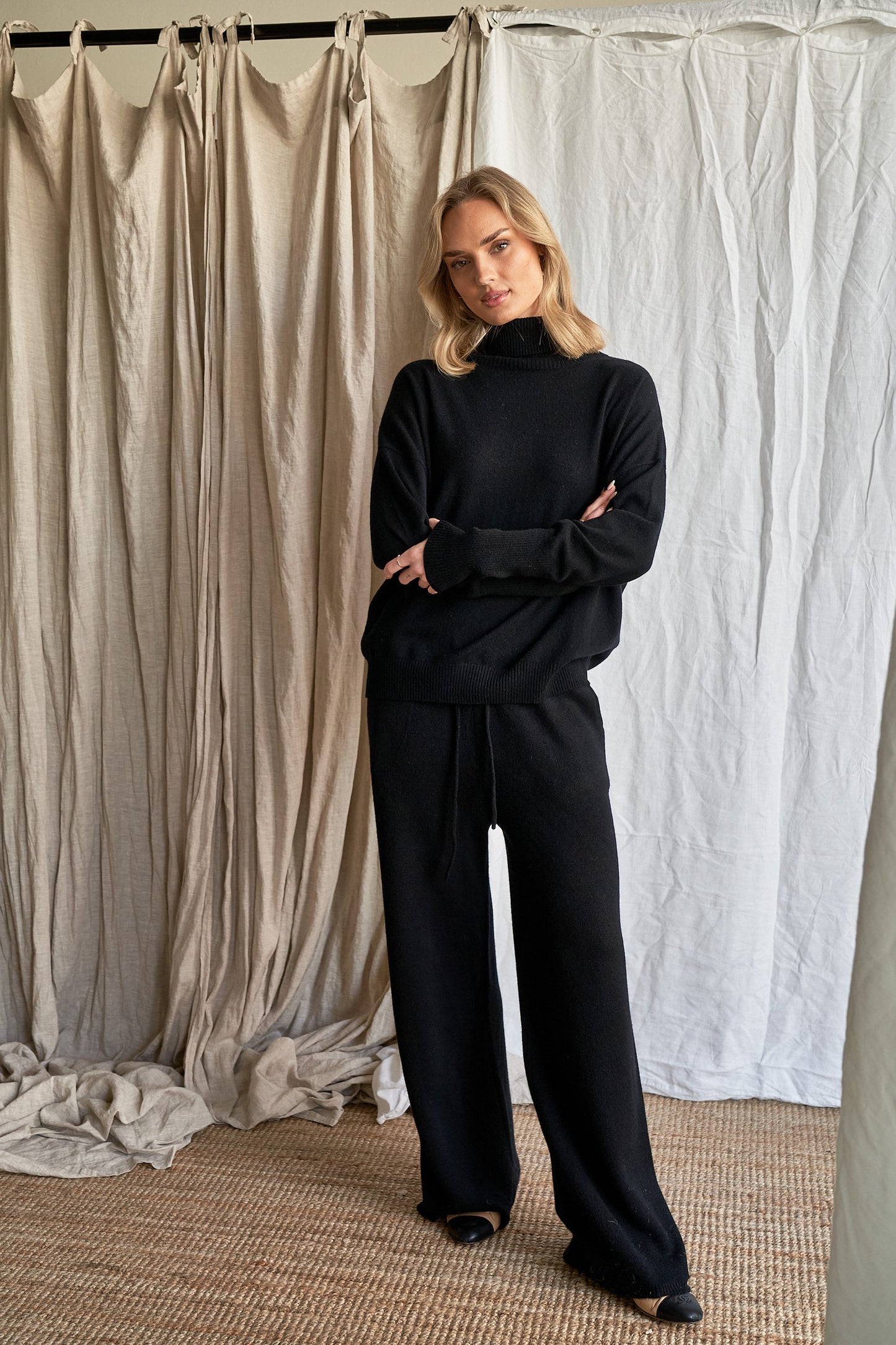 Black Oversized Cashmere Sweater – Women’s High Neck Knit | 100% Pure Cashmere
Experience timeless sophistication with our oversized black cashmere sweater, crafted from 100% ethically sourced pure cashmere. This women’s high neck sweater features an elegant oversized fit, dropped shoulders, and ribbed detailing for a chic yet cozy silhouette.
A true classic in deep black, this luxurious knit pairs effortlessly with anything in your wardrobe — from denim to silk. Perfect for layering or wearing solo