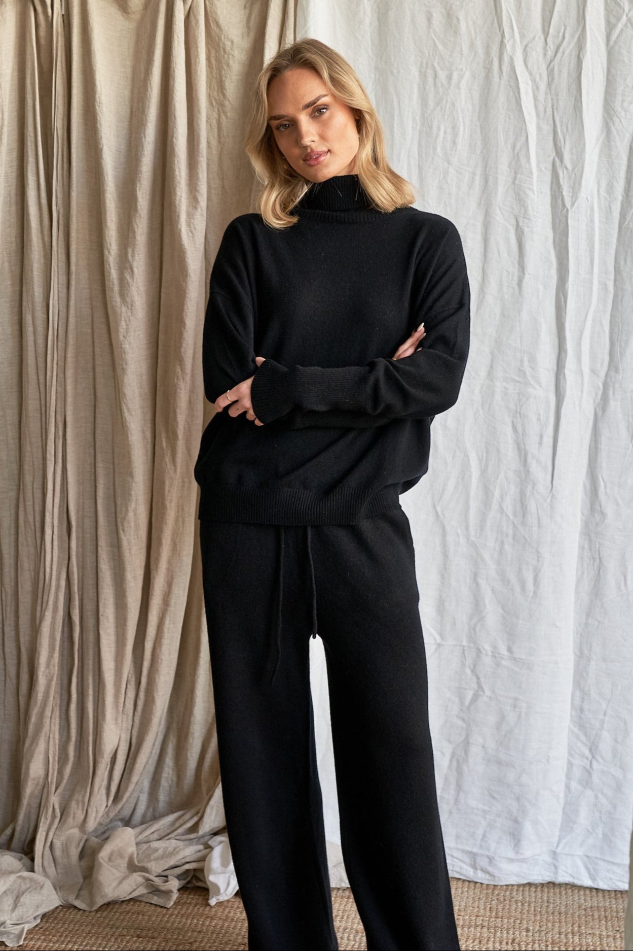 Black Oversized Cashmere Sweater – Women’s High Neck Knit | 100% Pure Cashmere
Experience timeless sophistication with our oversized black cashmere sweater, crafted from 100% ethically sourced pure cashmere. This women’s high neck sweater features an elegant oversized fit, dropped shoulders, and ribbed detailing for a chic yet cozy silhouette.
A true classic in deep black, this luxurious knit pairs effortlessly with anything in your wardrobe — from denim to silk. Perfect for layering or wearing solo