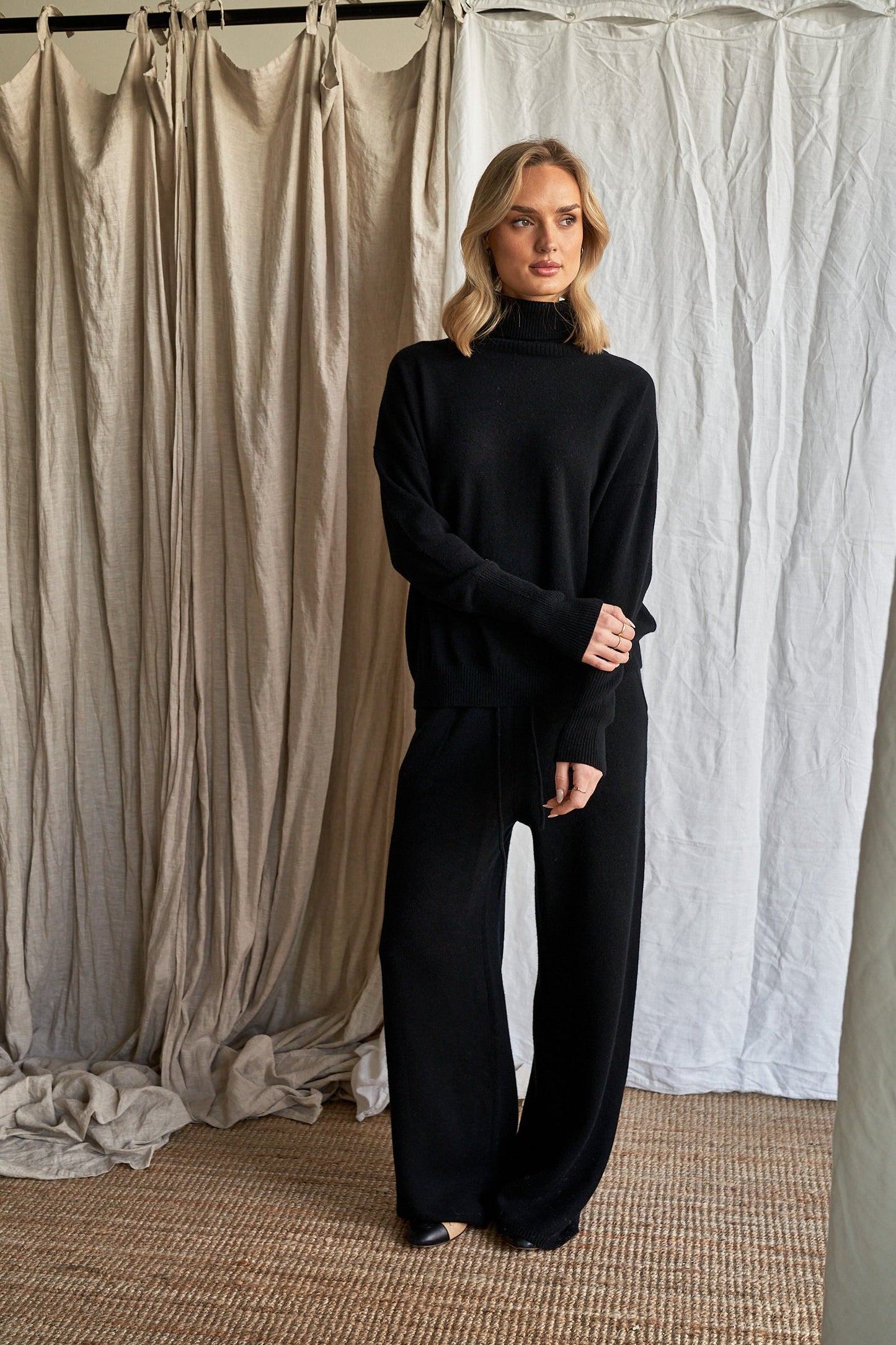 Black Oversized Cashmere Sweater – Women’s High Neck Knit | 100% Pure Cashmere
Experience timeless sophistication with our oversized black cashmere sweater, crafted from 100% ethically sourced pure cashmere. This women’s high neck sweater features an elegant oversized fit, dropped shoulders, and ribbed detailing for a chic yet cozy silhouette.
A true classic in deep black, this luxurious knit pairs effortlessly with anything in your wardrobe — from denim to silk. Perfect for layering or wearing solo