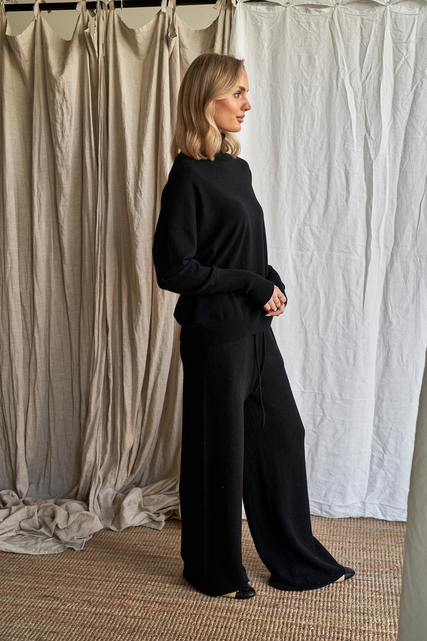 Black Oversized Cashmere Sweater – Women’s High Neck Knit | 100% Pure Cashmere
Experience timeless sophistication with our oversized black cashmere sweater, crafted from 100% ethically sourced pure cashmere. This women’s high neck sweater features an elegant oversized fit, dropped shoulders, and ribbed detailing for a chic yet cozy silhouette.
A true classic in deep black, this luxurious knit pairs effortlessly with anything in your wardrobe — from denim to silk. Perfect for layering or wearing solo