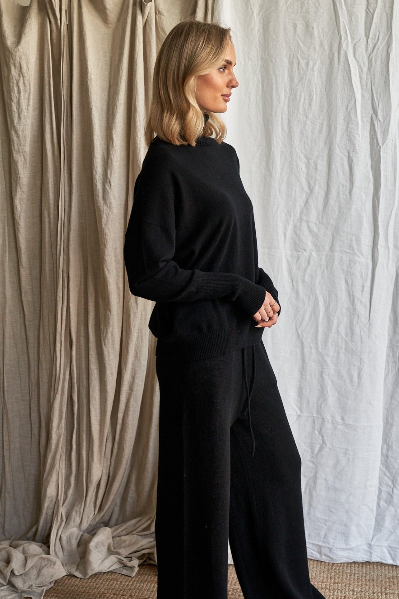 Black Oversized Cashmere Sweater – Women’s High Neck Knit | 100% Pure Cashmere
Experience timeless sophistication with our oversized black cashmere sweater, crafted from 100% ethically sourced pure cashmere. This women’s high neck sweater features an elegant oversized fit, dropped shoulders, and ribbed detailing for a chic yet cozy silhouette.
A true classic in deep black, this luxurious knit pairs effortlessly with anything in your wardrobe — from denim to silk. Perfect for layering or wearing solo