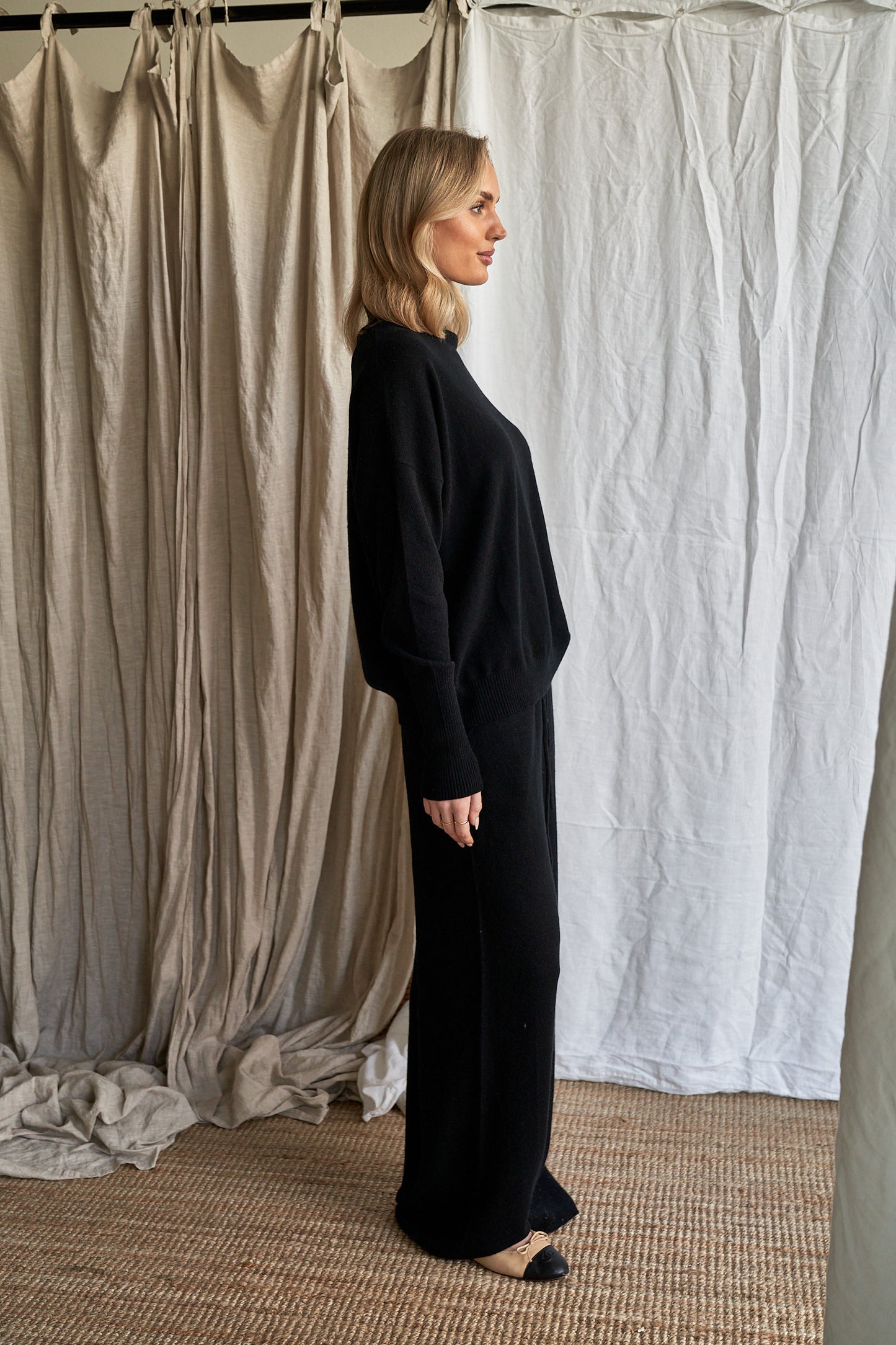 Black Oversized Cashmere Sweater – Women’s High Neck Knit | 100% Pure Cashmere
Experience timeless sophistication with our oversized black cashmere sweater, crafted from 100% ethically sourced pure cashmere. This women’s high neck sweater features an elegant oversized fit, dropped shoulders, and ribbed detailing for a chic yet cozy silhouette.
A true classic in deep black, this luxurious knit pairs effortlessly with anything in your wardrobe — from denim to silk. Perfect for layering or wearing solo