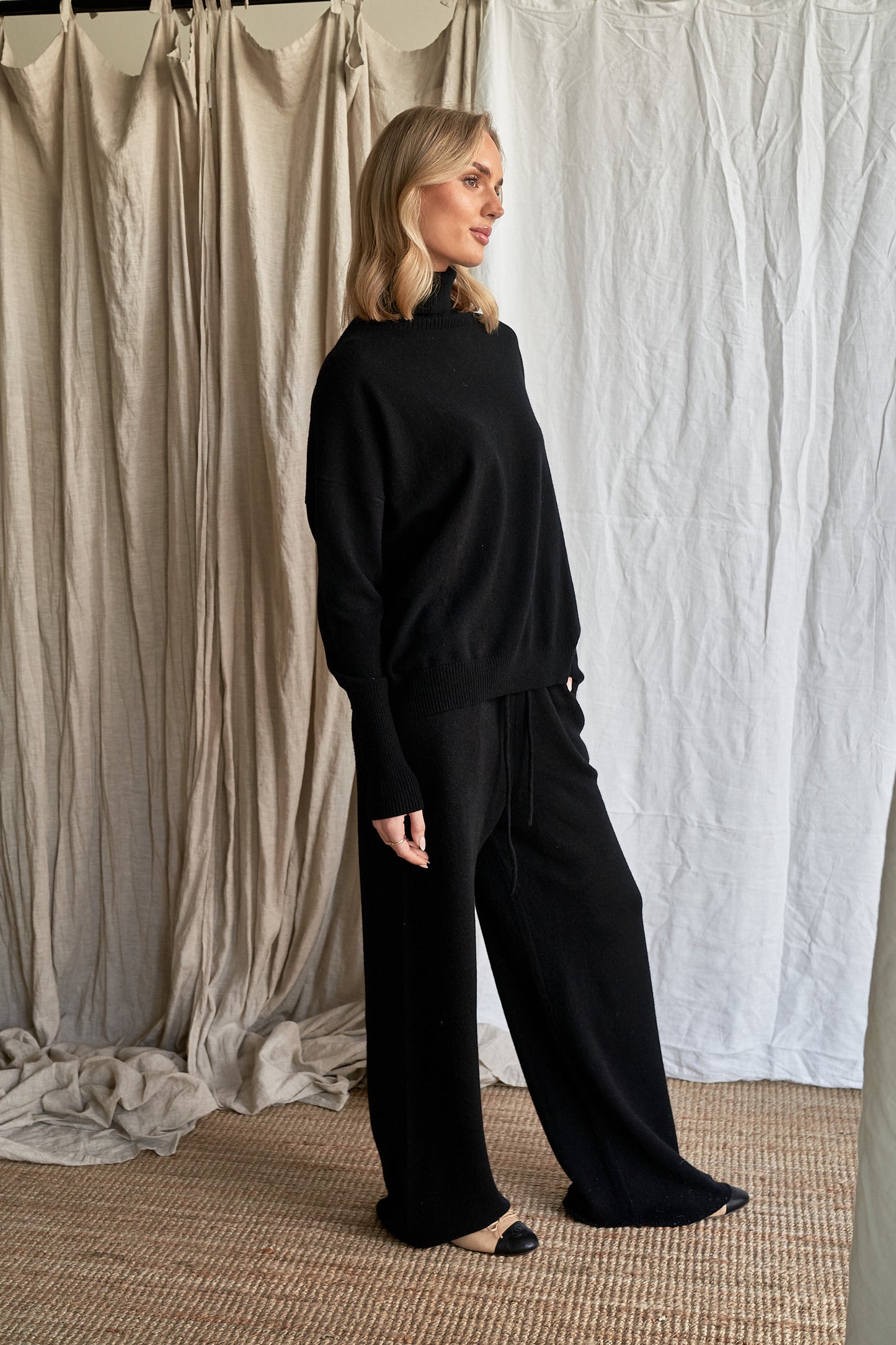 Black Oversized Cashmere Sweater – Women’s High Neck Knit | 100% Pure Cashmere
Experience timeless sophistication with our oversized black cashmere sweater, crafted from 100% ethically sourced pure cashmere. This women’s high neck sweater features an elegant oversized fit, dropped shoulders, and ribbed detailing for a chic yet cozy silhouette.
A true classic in deep black, this luxurious knit pairs effortlessly with anything in your wardrobe — from denim to silk. Perfect for layering or wearing solo