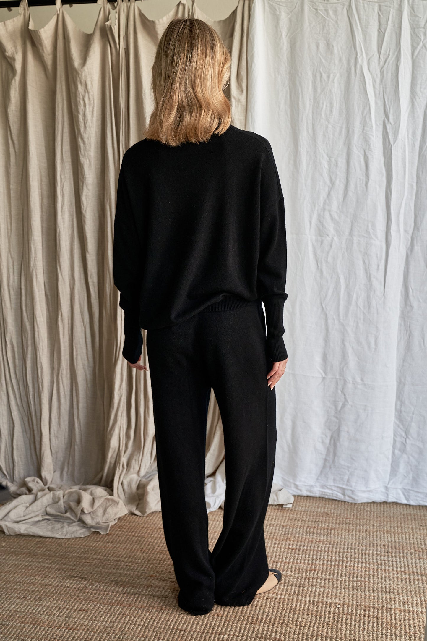 Black Oversized Cashmere Sweater – Women’s High Neck Knit | 100% Pure Cashmere
Experience timeless sophistication with our oversized black cashmere sweater, crafted from 100% ethically sourced pure cashmere. This women’s high neck sweater features an elegant oversized fit, dropped shoulders, and ribbed detailing for a chic yet cozy silhouette.
A true classic in deep black, this luxurious knit pairs effortlessly with anything in your wardrobe — from denim to silk. Perfect for layering or wearing solo
