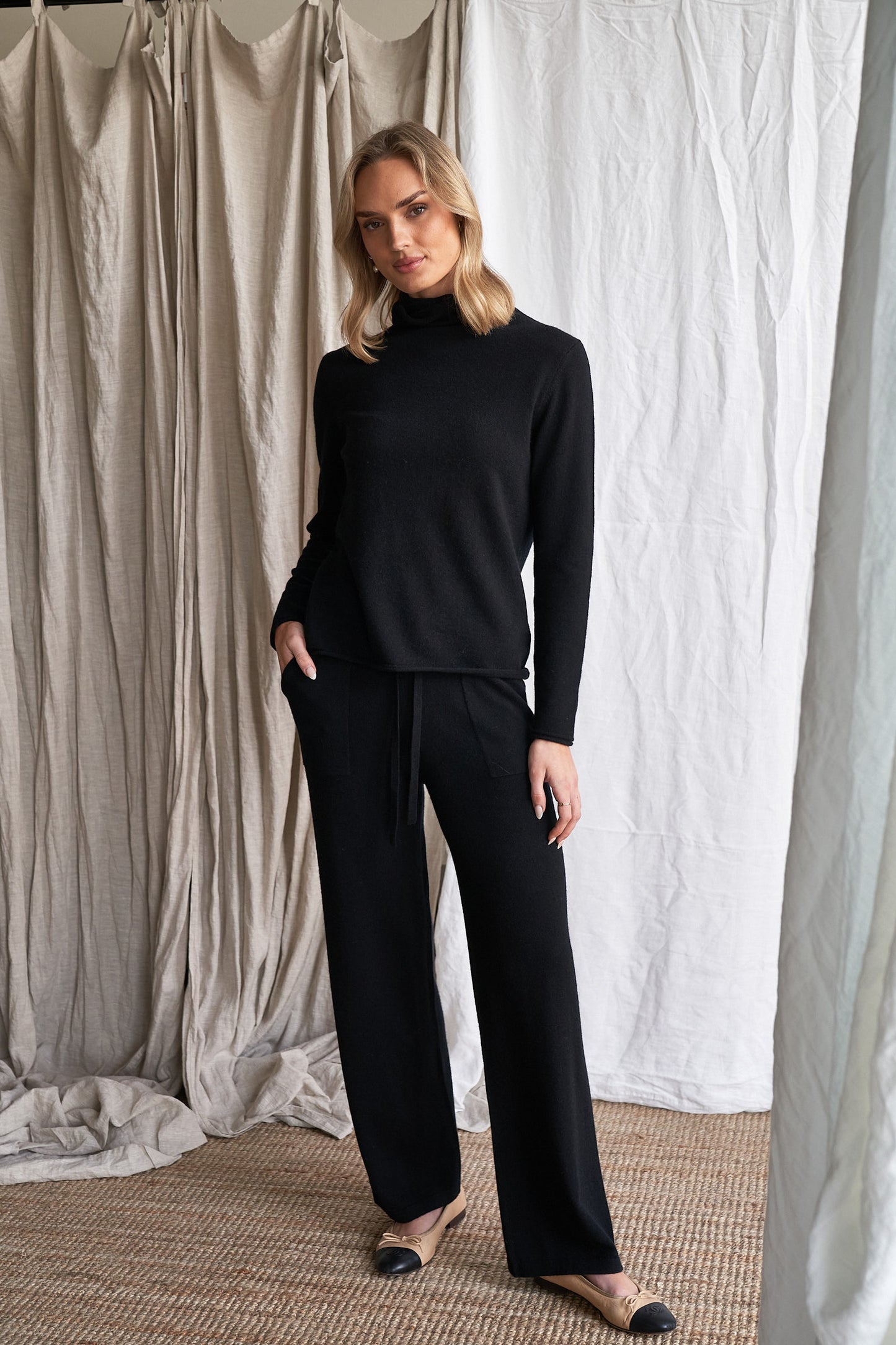 Elevate your everyday wardrobe with our black straight-leg cashmere pants, featuring visible front patch pockets and a tailored yet relaxed silhouette. Made from 100% ethically sourced pure cashmere, these women’s knit trousers offer lightweight structure, softness, and timeless appeal.
The clean, straight-leg shape and minimal detailing make these pants ideal for work, travel, or casual layering — a modern wardrobe staple in a classic black tone.