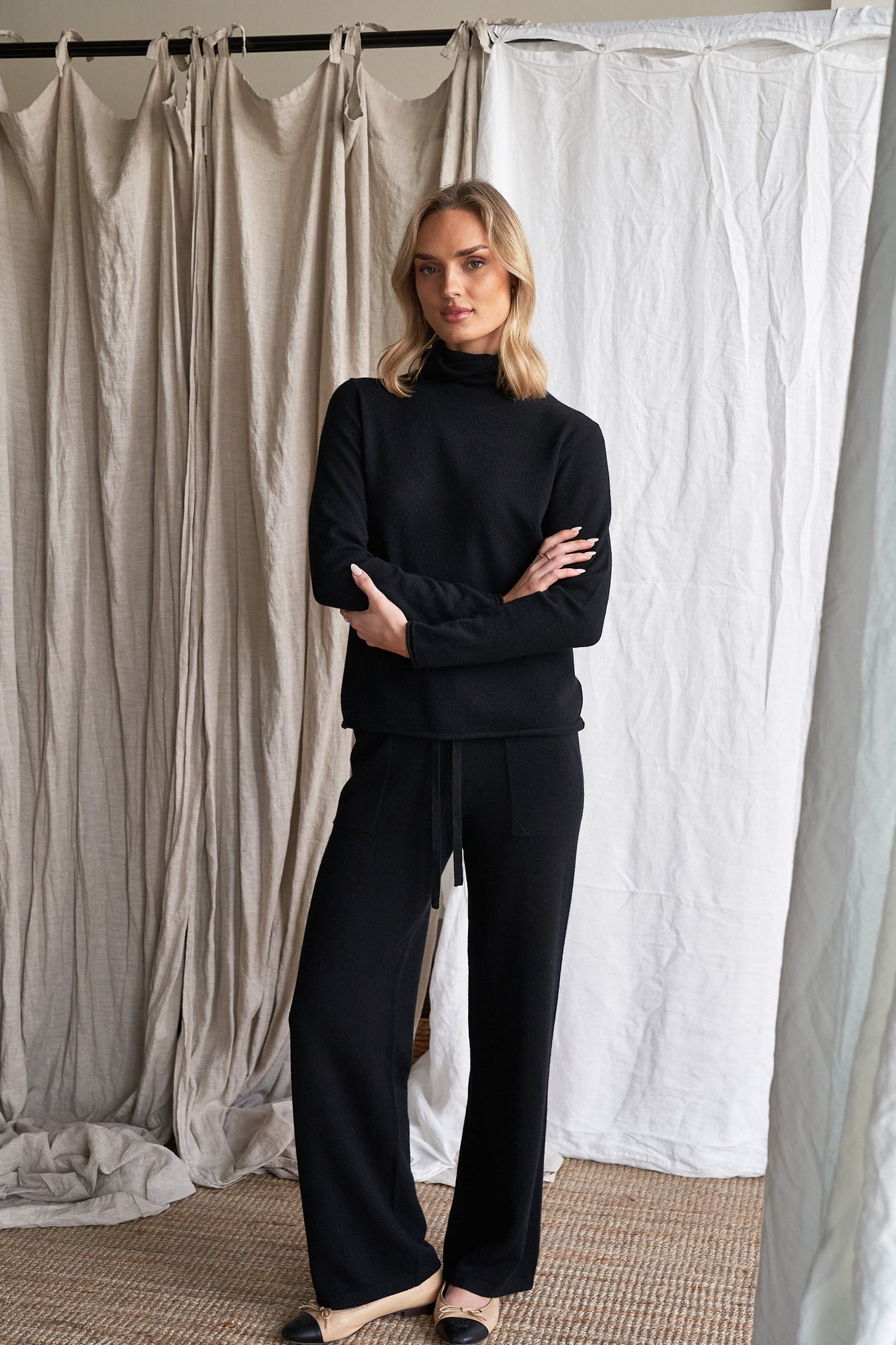 Elevate your everyday wardrobe with our black straight-leg cashmere pants, featuring visible front patch pockets and a tailored yet relaxed silhouette. Made from 100% ethically sourced pure cashmere, these women’s knit trousers offer lightweight structure, softness, and timeless appeal.
The clean, straight-leg shape and minimal detailing make these pants ideal for work, travel, or casual layering — a modern wardrobe staple in a classic black tone.
