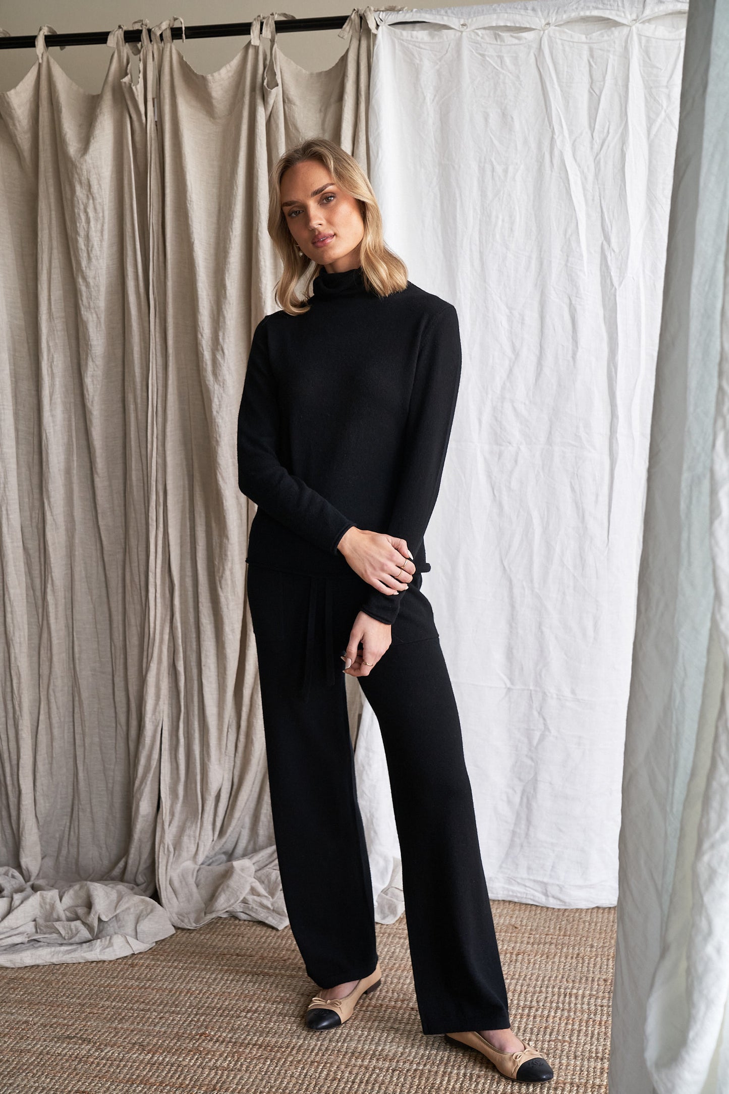 Elevate your everyday wardrobe with our black straight-leg cashmere pants, featuring visible front patch pockets and a tailored yet relaxed silhouette. Made from 100% ethically sourced pure cashmere, these women’s knit trousers offer lightweight structure, softness, and timeless appeal.
The clean, straight-leg shape and minimal detailing make these pants ideal for work, travel, or casual layering — a modern wardrobe staple in a classic black tone.