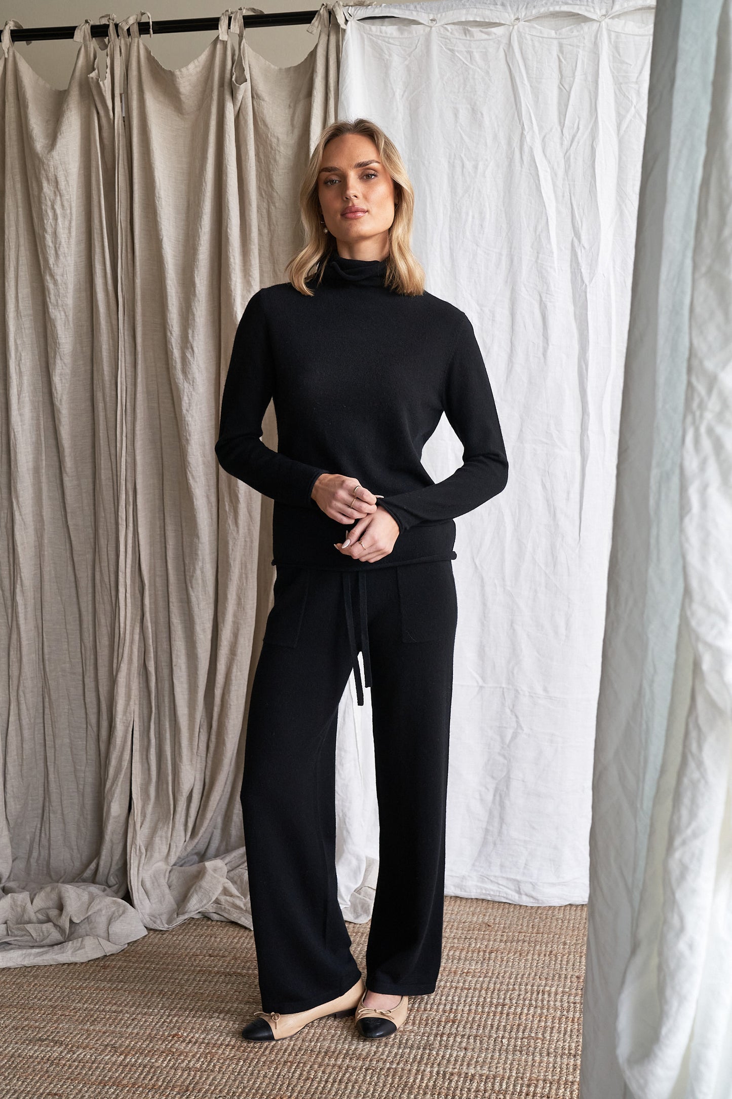 Elevate your everyday wardrobe with our black straight-leg cashmere pants, featuring visible front patch pockets and a tailored yet relaxed silhouette. Made from 100% ethically sourced pure cashmere, these women’s knit trousers offer lightweight structure, softness, and timeless appeal.
The clean, straight-leg shape and minimal detailing make these pants ideal for work, travel, or casual layering — a modern wardrobe staple in a classic black tone.