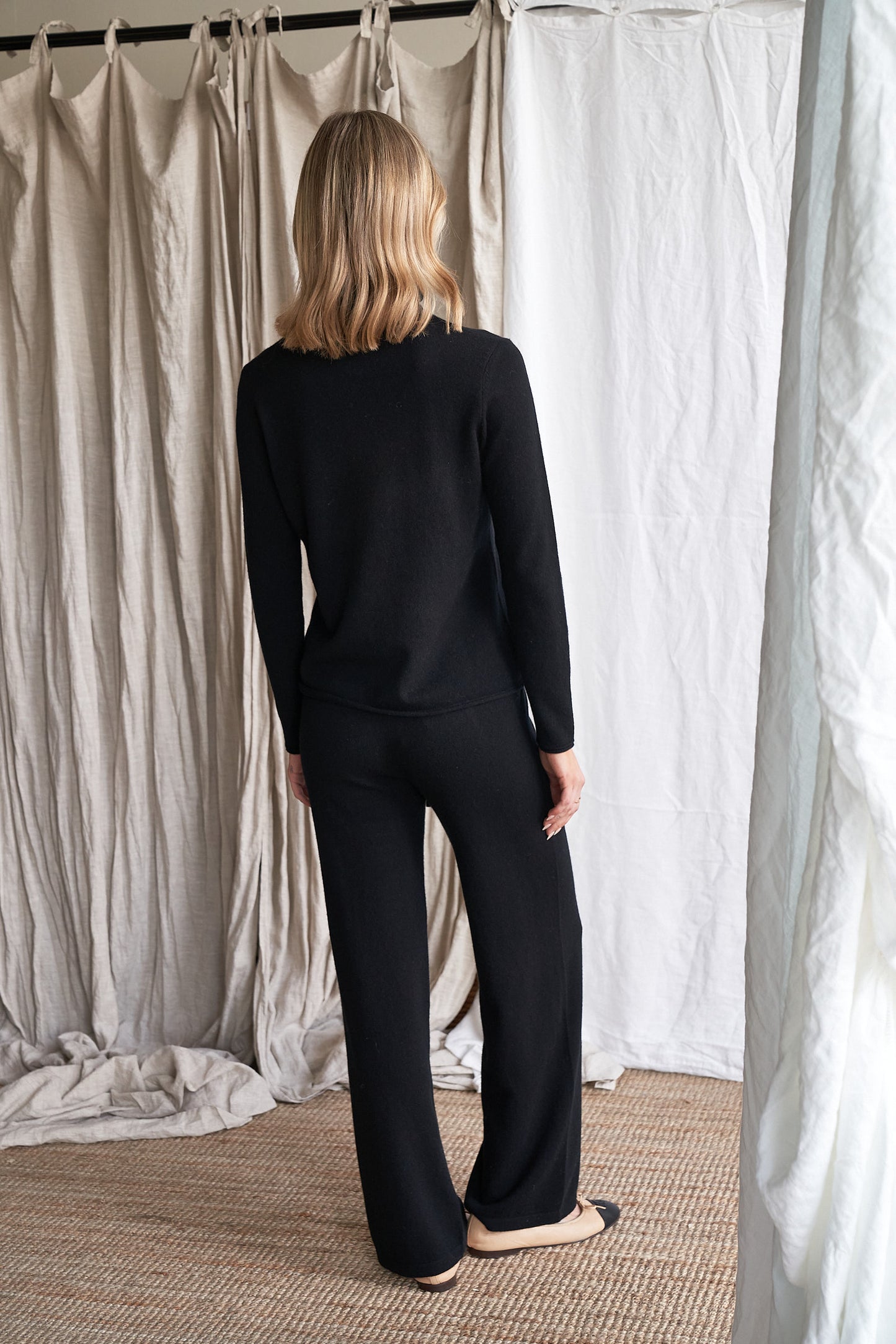 Elevate your everyday wardrobe with our black straight-leg cashmere pants, featuring visible front patch pockets and a tailored yet relaxed silhouette. Made from 100% ethically sourced pure cashmere, these women’s knit trousers offer lightweight structure, softness, and timeless appeal.
The clean, straight-leg shape and minimal detailing make these pants ideal for work, travel, or casual layering — a modern wardrobe staple in a classic black tone.