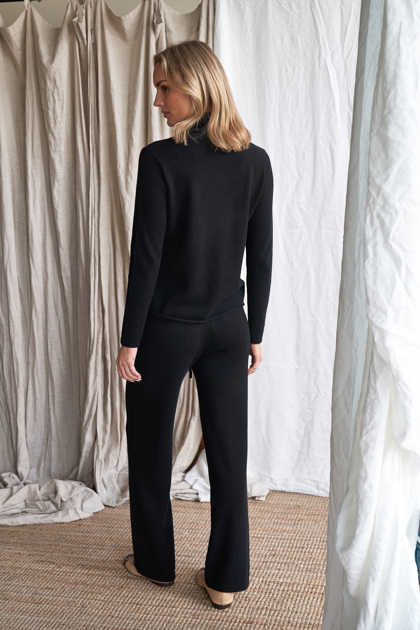 Elevate your everyday wardrobe with our black straight-leg cashmere pants, featuring visible front patch pockets and a tailored yet relaxed silhouette. Made from 100% ethically sourced pure cashmere, these women’s knit trousers offer lightweight structure, softness, and timeless appeal.
The clean, straight-leg shape and minimal detailing make these pants ideal for work, travel, or casual layering — a modern wardrobe staple in a classic black tone.