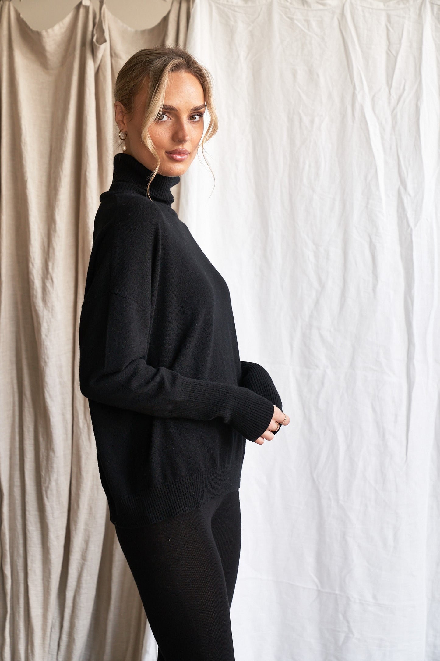 Slip into comfort with our black cashmere leggings, crafted from 100% ethically sourced cashmere for a soft, second-skin feel. These women’s knit leggings feature a slim silhouette, gentle stretch, and a comfortable elastic waistband — perfect for layering or lounging.
Warm, breathable, and naturally insulating, they’re the ideal cold-weather essential for relaxed luxury and effortless styling.
Keywords:
Black cashmere leggings, women’s knit leggings, pure cashmere bottoms, soft winter leggings, luxury lo