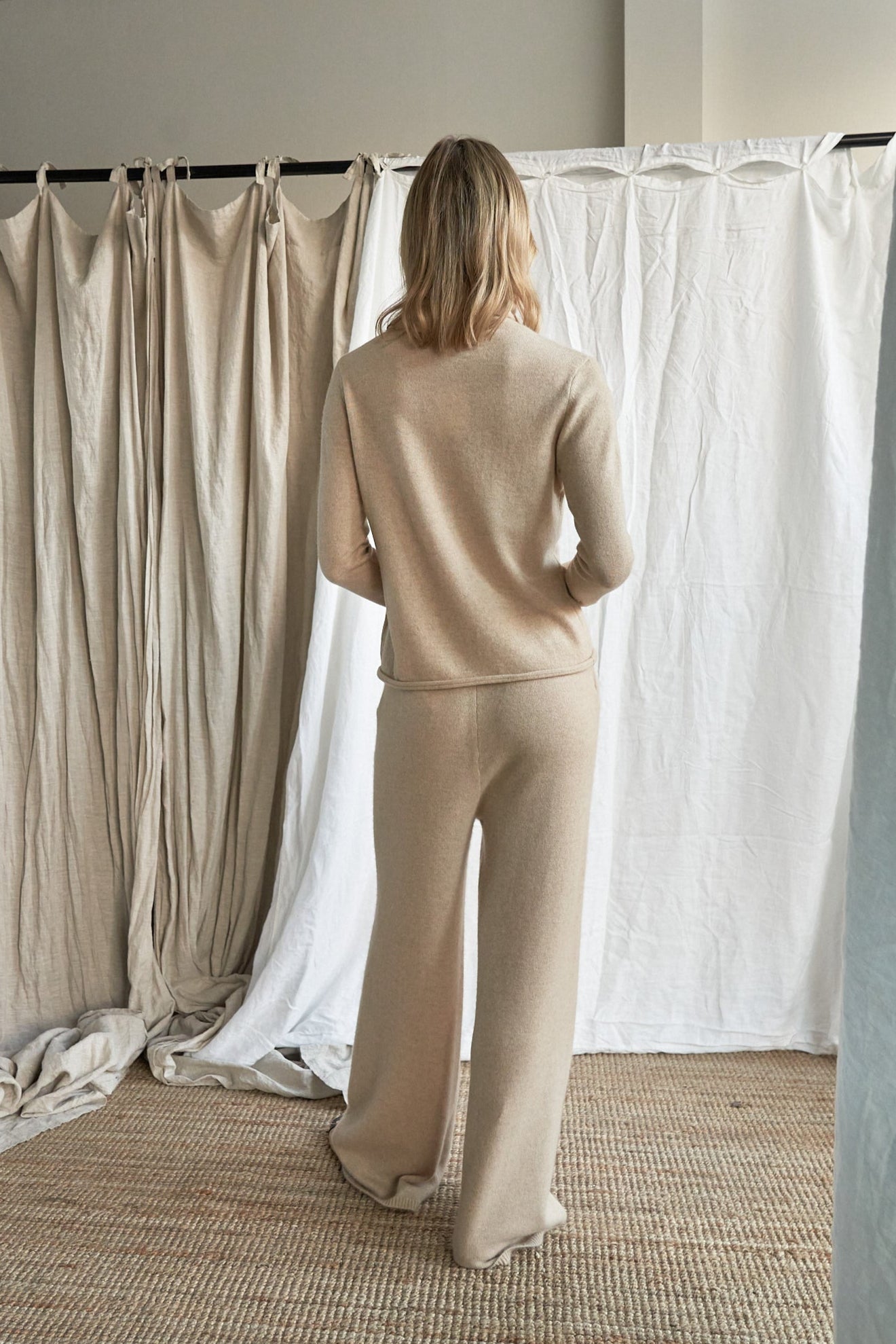 Women’s Cashmere Pants with Seamless Pockets – 100% Pure Cashmere Lounge Trousers
Step into luxury with our pure cashmere pants, designed with seamless side pockets for a clean, elevated look. Made from 100% ethically sourced cashmere, these women’s lounge trousers feature a comfortable elastic waistband and a relaxed straight-leg cut for ease of movement and all-day softness.
Perfect for layering in cooler seasons or pairing with matching knitwear, these cashmere pants with hidden pockets combine functio