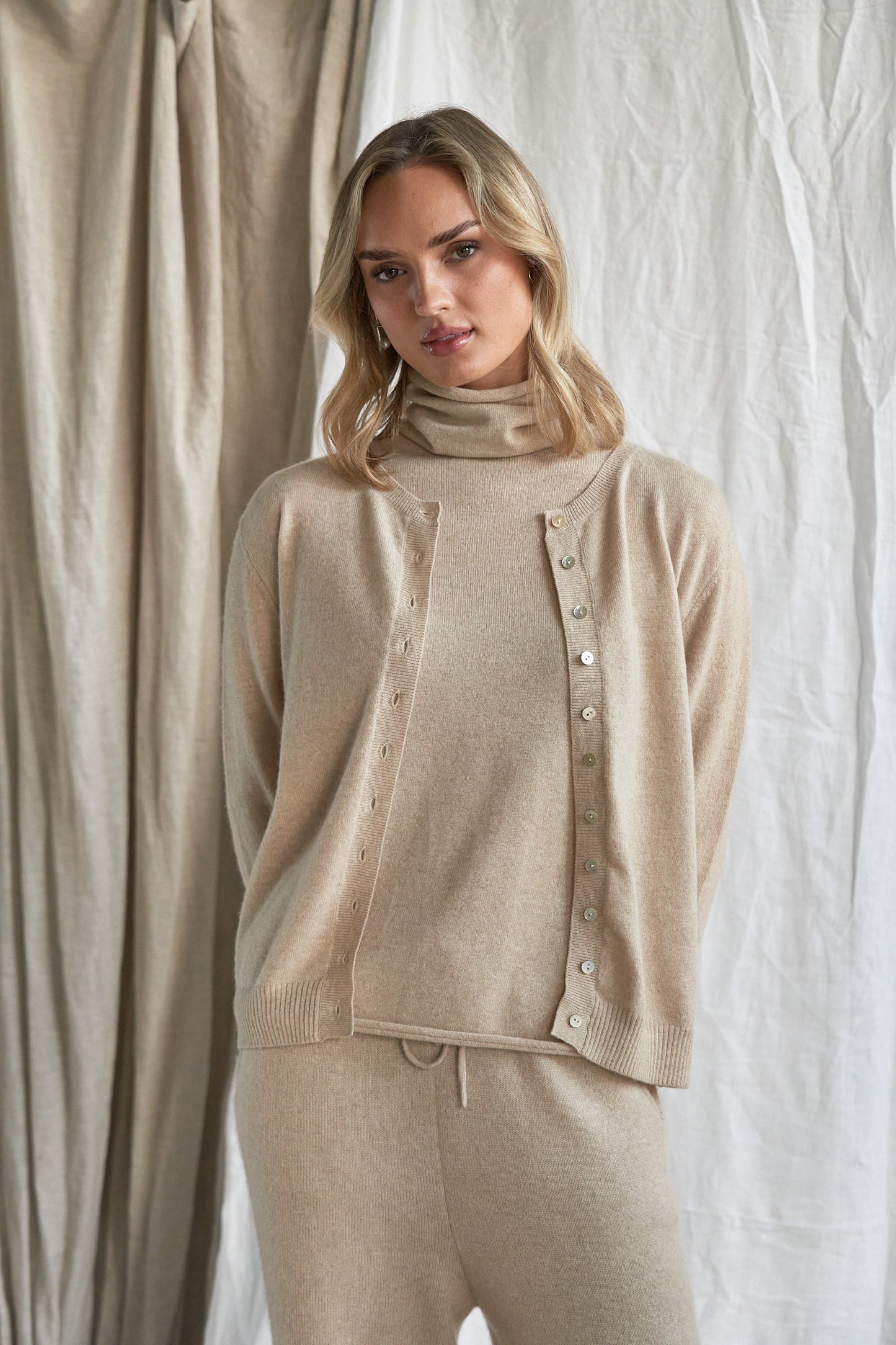 Oatmeal Cashmere Cardigan – Women’s Pure Cashmere Knit with Mother-of-Pearl Buttons
Wrap yourself in understated luxury with our women’s oatmeal cashmere cardigan, crafted from 100% premium-grade cashmere. Designed with a flattering relaxed fit and finished with mother-of-pearl buttons, this soft neutral knit is the perfect balance of comfort and elegance.
Ideal for layering through every season, this beige cashmere cardigan is lightweight yet warm, offering breathability, softness, and timeless style.