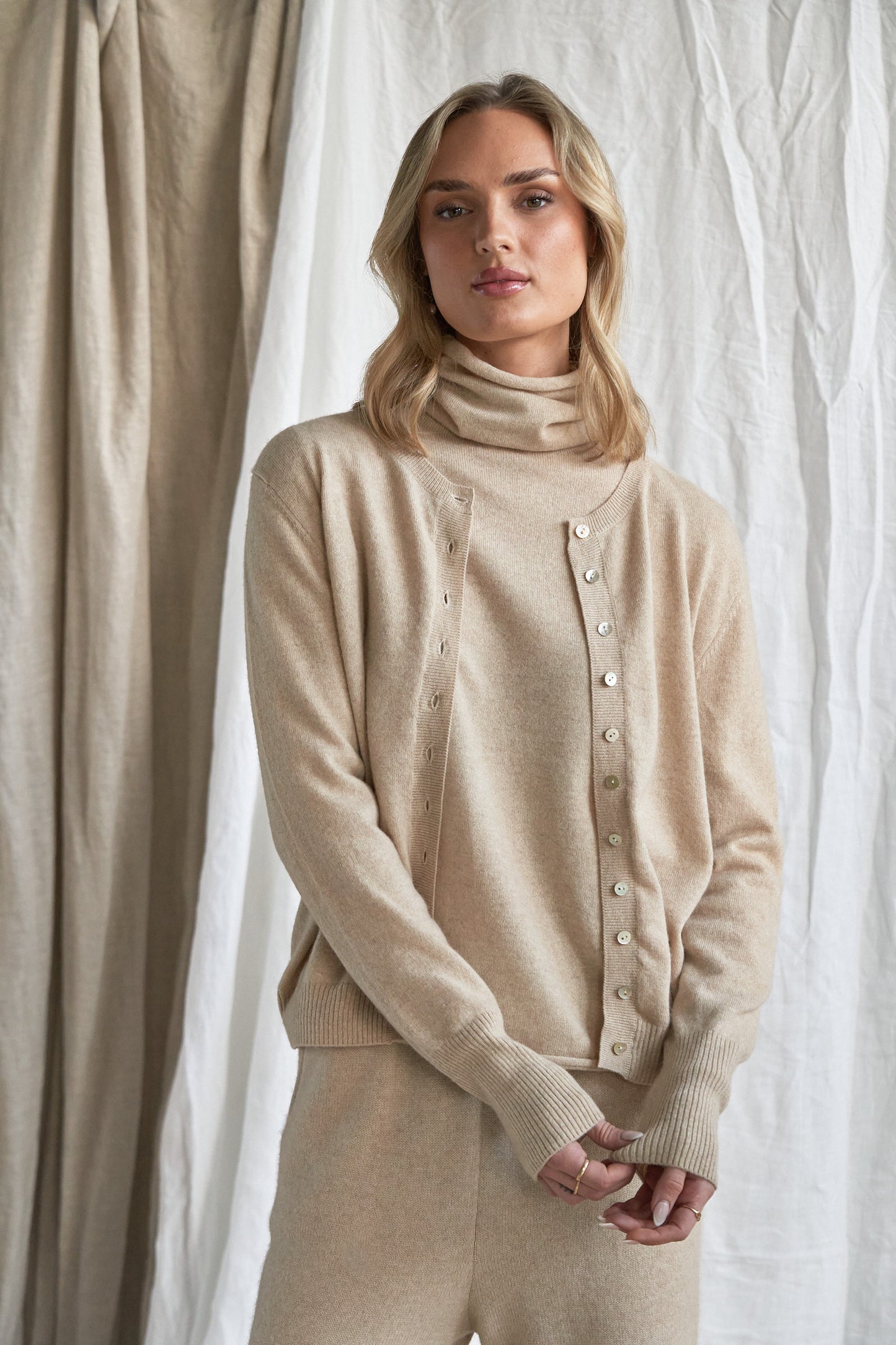 Oatmeal Cashmere Cardigan – Women’s Pure Cashmere Knit with Mother-of-Pearl Buttons
Wrap yourself in understated luxury with our women’s oatmeal cashmere cardigan, crafted from 100% premium-grade cashmere. Designed with a flattering relaxed fit and finished with mother-of-pearl buttons, this soft neutral knit is the perfect balance of comfort and elegance.
Ideal for layering through every season, this beige cashmere cardigan is lightweight yet warm, offering breathability, softness, and timeless style.