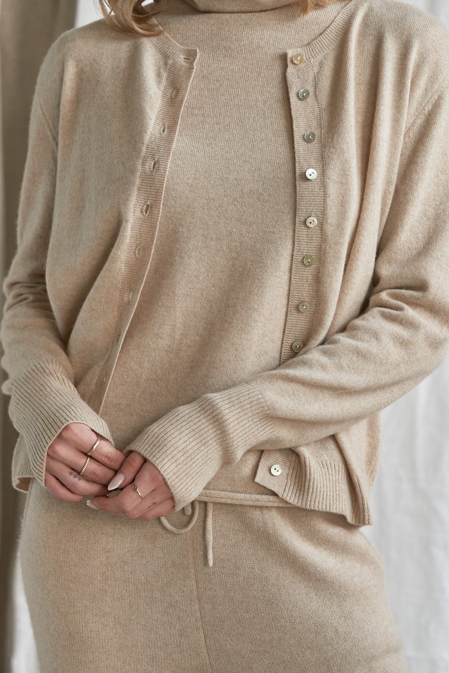 Oatmeal Cashmere Cardigan – Women’s Pure Cashmere Knit with Mother-of-Pearl Buttons
Wrap yourself in understated luxury with our women’s oatmeal cashmere cardigan, crafted from 100% premium-grade cashmere. Designed with a flattering relaxed fit and finished with mother-of-pearl buttons, this soft neutral knit is the perfect balance of comfort and elegance.
Ideal for layering through every season, this beige cashmere cardigan is lightweight yet warm, offering breathability, softness, and timeless style.