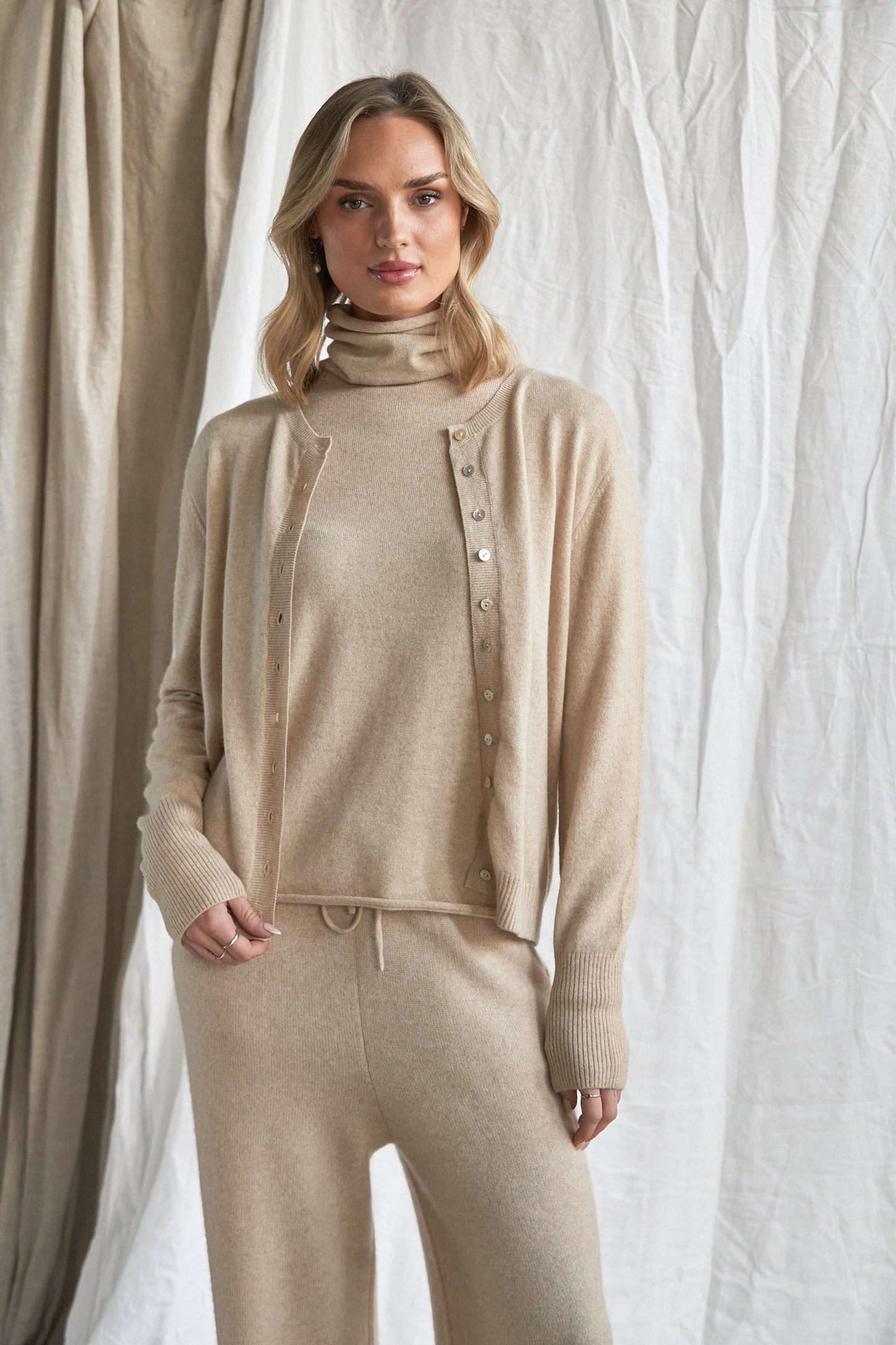 Oatmeal Cashmere Cardigan – Women’s Pure Cashmere Knit with Mother-of-Pearl Buttons
Wrap yourself in understated luxury with our women’s oatmeal cashmere cardigan, crafted from 100% premium-grade cashmere. Designed with a flattering relaxed fit and finished with mother-of-pearl buttons, this soft neutral knit is the perfect balance of comfort and elegance.
Ideal for layering through every season, this beige cashmere cardigan is lightweight yet warm, offering breathability, softness, and timeless style.