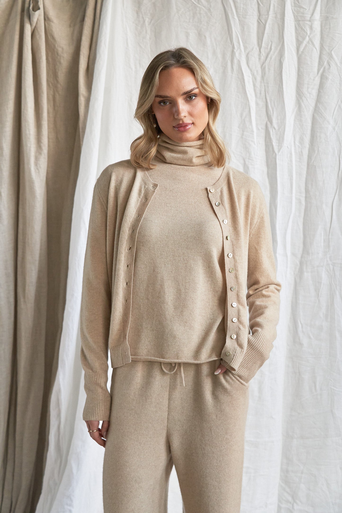 Oatmeal Cashmere Cardigan – Women’s Pure Cashmere Knit with Mother-of-Pearl Buttons
Wrap yourself in understated luxury with our women’s oatmeal cashmere cardigan, crafted from 100% premium-grade cashmere. Designed with a flattering relaxed fit and finished with mother-of-pearl buttons, this soft neutral knit is the perfect balance of comfort and elegance.
Ideal for layering through every season, this beige cashmere cardigan is lightweight yet warm, offering breathability, softness, and timeless style.