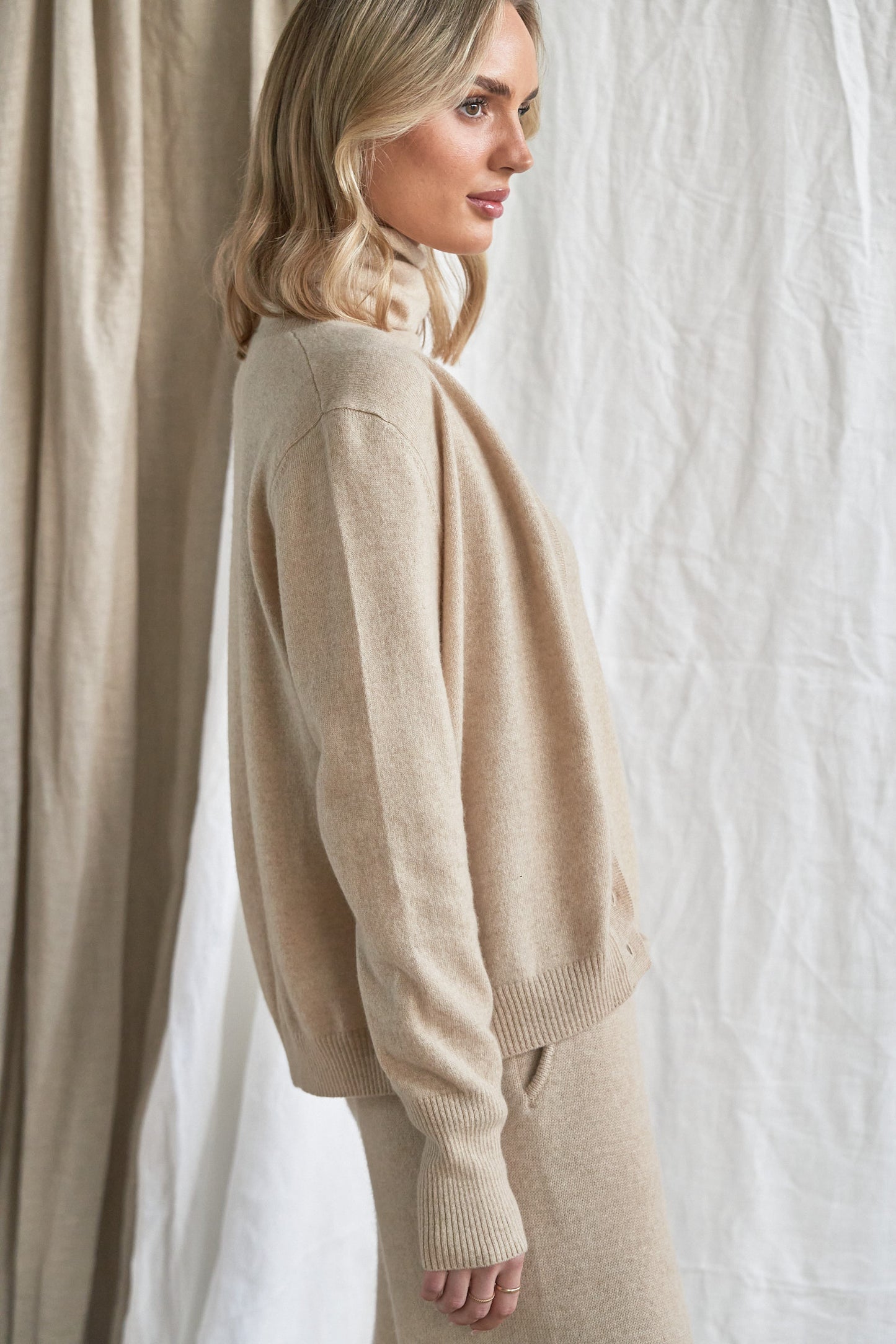 Oatmeal Cashmere Cardigan – Women’s Pure Cashmere Knit with Mother-of-Pearl Buttons
Wrap yourself in understated luxury with our women’s oatmeal cashmere cardigan, crafted from 100% premium-grade cashmere. Designed with a flattering relaxed fit and finished with mother-of-pearl buttons, this soft neutral knit is the perfect balance of comfort and elegance.
Ideal for layering through every season, this beige cashmere cardigan is lightweight yet warm, offering breathability, softness, and timeless style. A