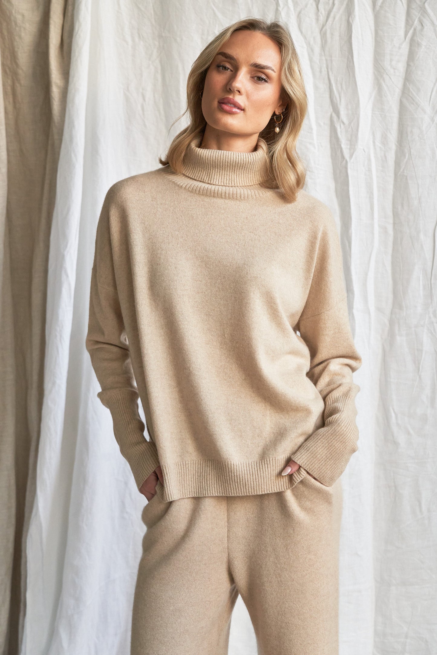 Indulge in the soft luxury of our oversized oatmeal cashmere sweater, designed with a high neckline and relaxed fit for all-day comfort. Made from 100% pure, ethically sourced cashmere, this roomy women’s knit features wide sleeves, drop shoulders, and a soft neutral hue that complements every wardrobe.
Perfect for layering or lounging, this high neck oversized sweater is a modern essential for effortless cold-weather dressing. Soft, breathable, and naturally insulating — it’s winter comfort with elevated