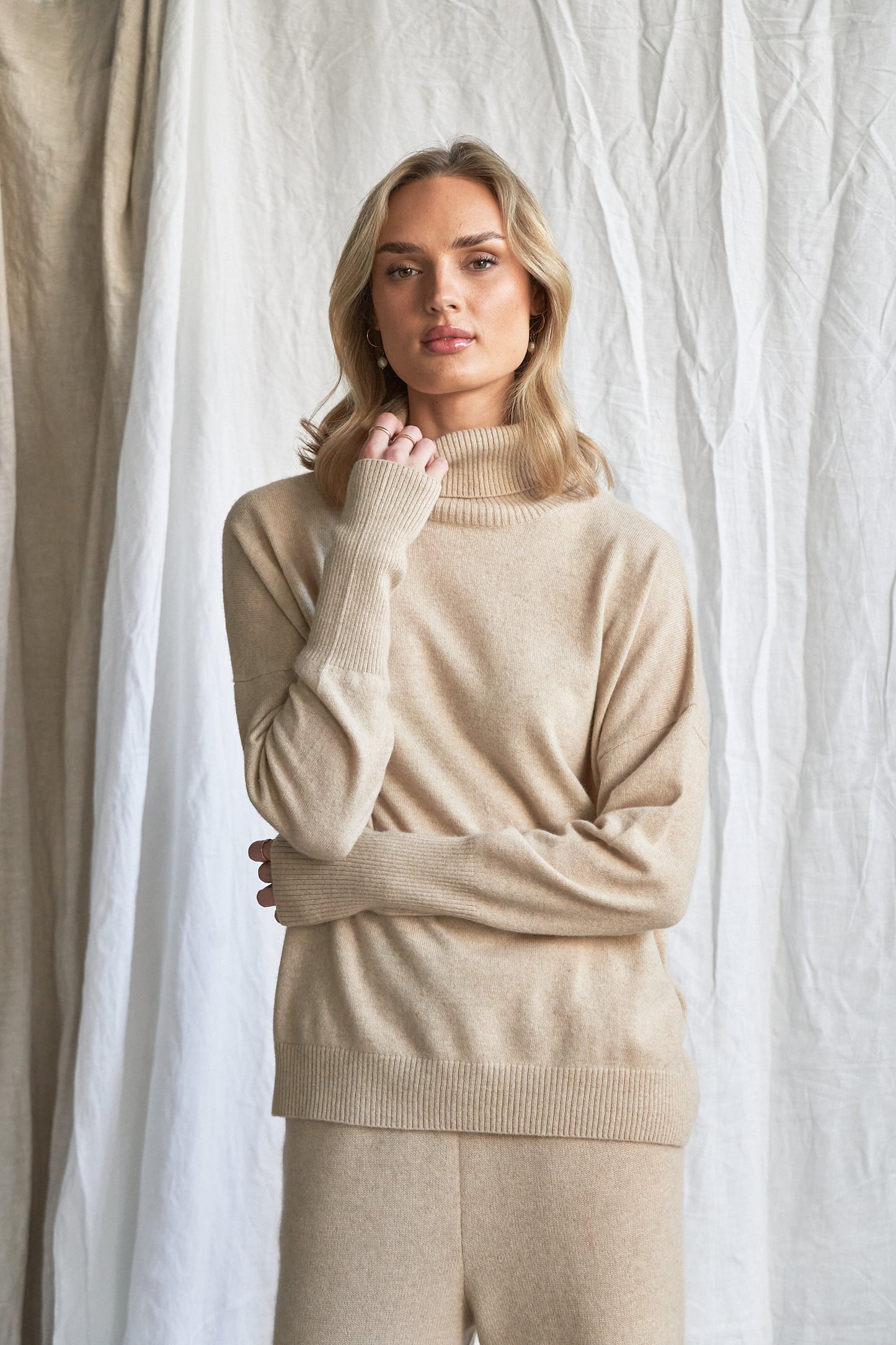 Indulge in the soft luxury of our oversized oatmeal cashmere sweater, designed with a high neckline and relaxed fit for all-day comfort. Made from 100% pure, ethically sourced cashmere, this roomy women’s knit features wide sleeves, drop shoulders, and a soft neutral hue that complements every wardrobe.
Perfect for layering or lounging, this high neck oversized sweater is a modern essential for effortless cold-weather dressing. Soft, breathable, and naturally insulating — it’s winter comfort with elevated